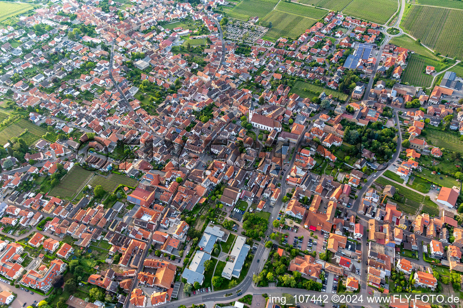 Drohnenbild von Maikammer im Bundesland Rheinland-Pfalz, Deutschland