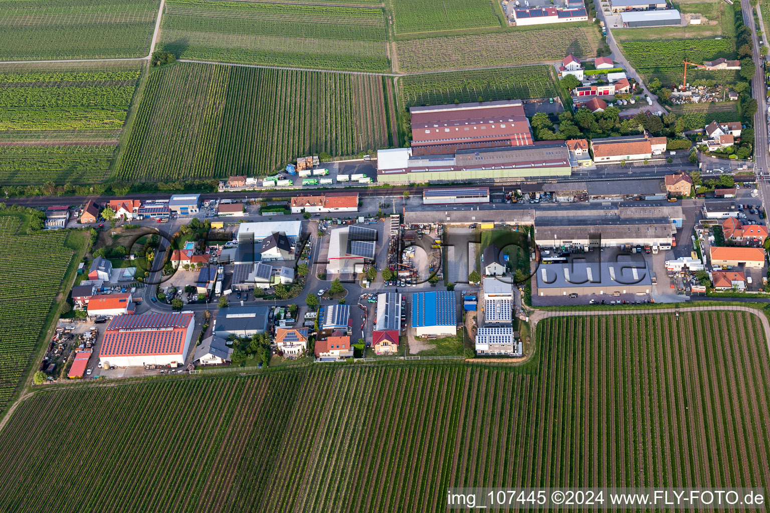 Gewerbegebiet Am Bahnhof in Kirrweiler im Bundesland Rheinland-Pfalz, Deutschland