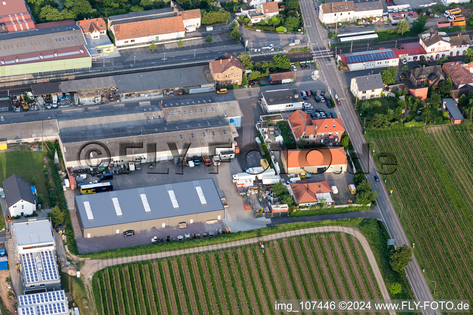 Luftbild von Gewerbegebiet Am Bahnhof in Kirrweiler im Bundesland Rheinland-Pfalz, Deutschland