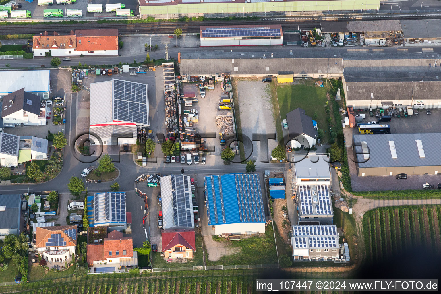 Luftaufnahme von Gewerbegebiet Am Bahnhof in Kirrweiler im Bundesland Rheinland-Pfalz, Deutschland