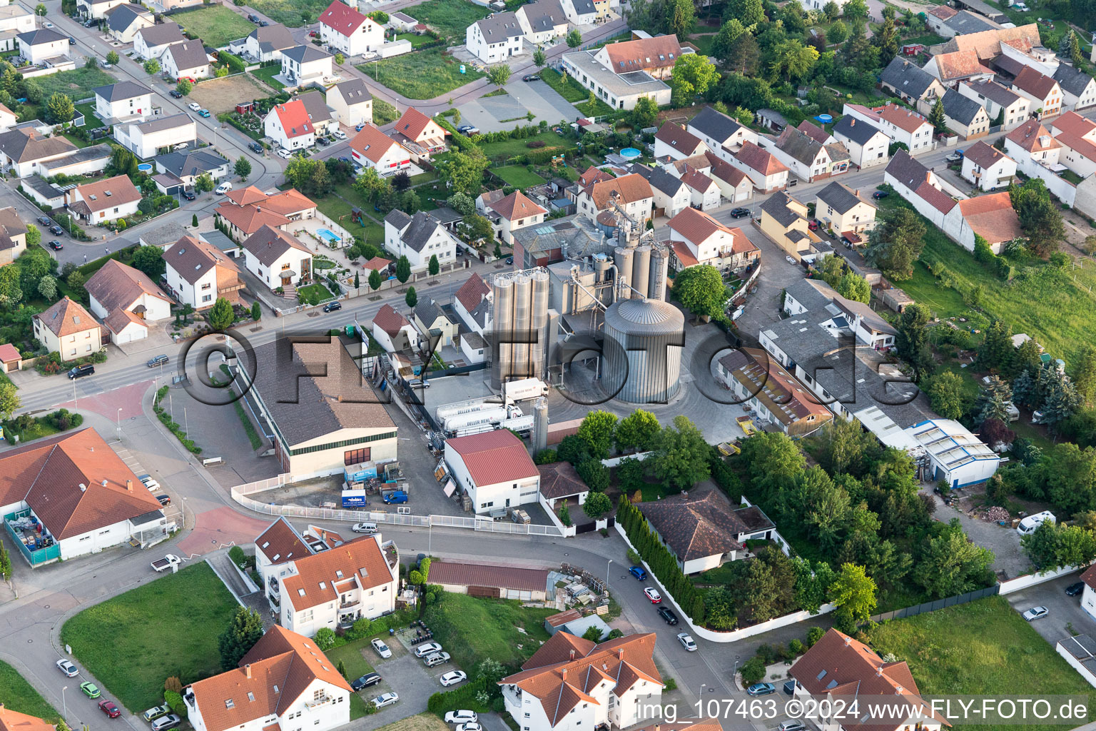 Luftbild von Silos zur Lagerung von Getreide der Deller Mühle in Hochdorf-Assenheim im Bundesland Rheinland-Pfalz, Deutschland