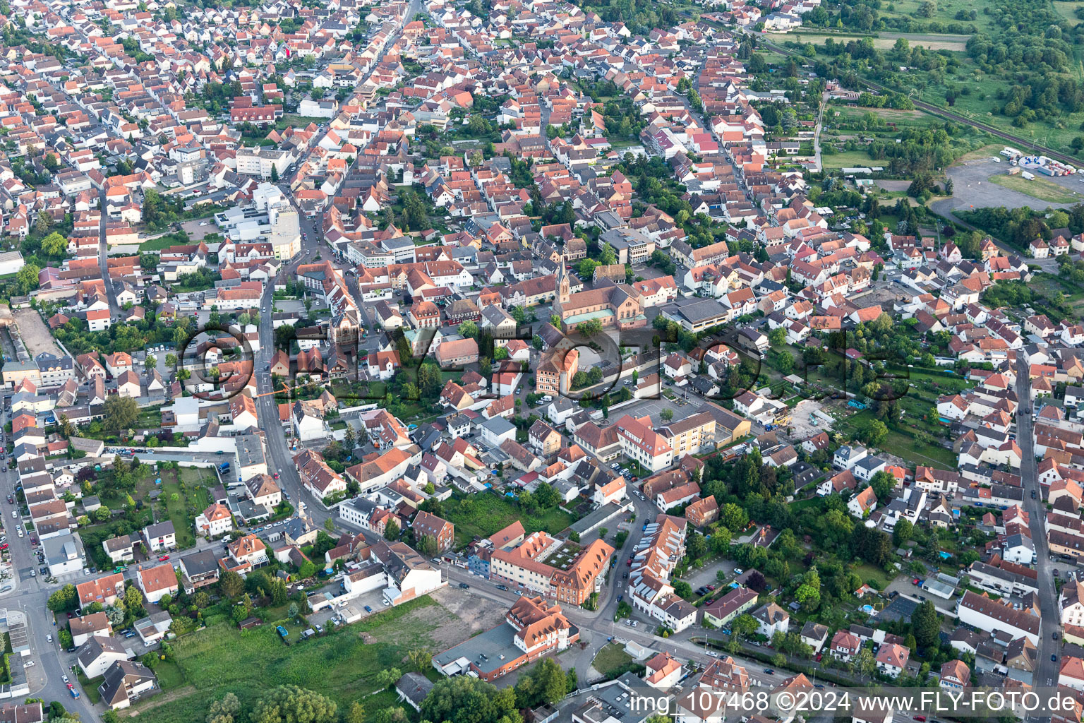 Ortsansicht der Straßen und Häuser der Wohngebiete in Schifferstadt im Bundesland Rheinland-Pfalz, Deutschland