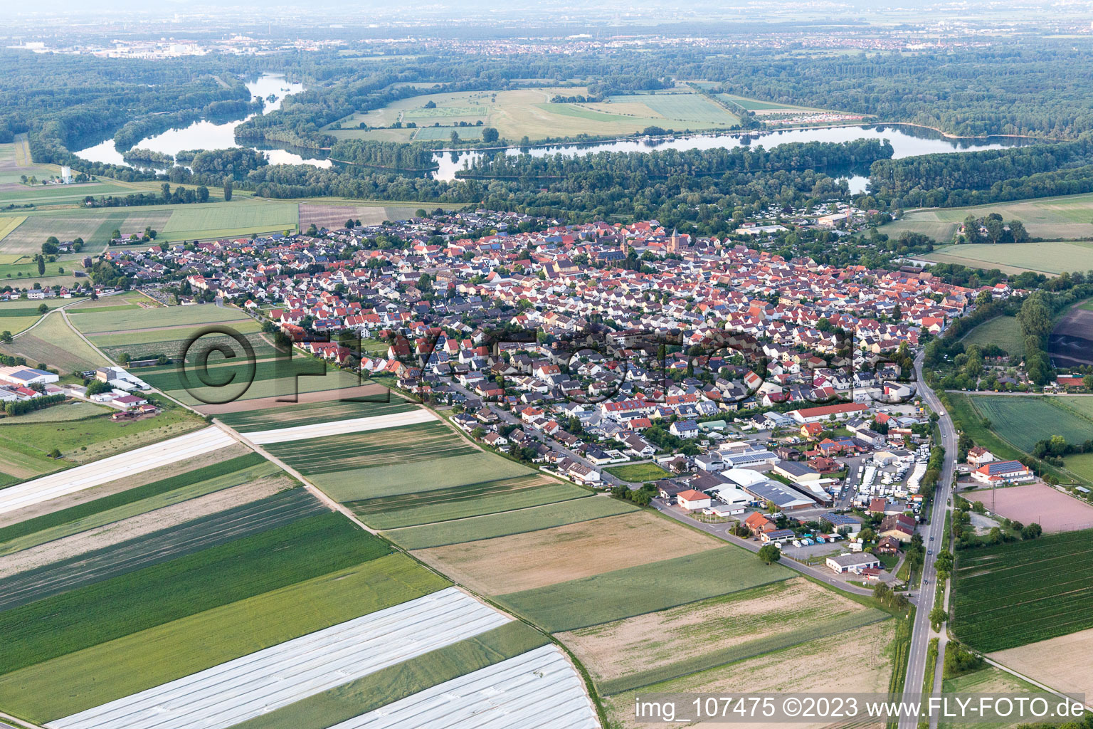 Drohnenaufname von Otterstadt im Bundesland Rheinland-Pfalz, Deutschland