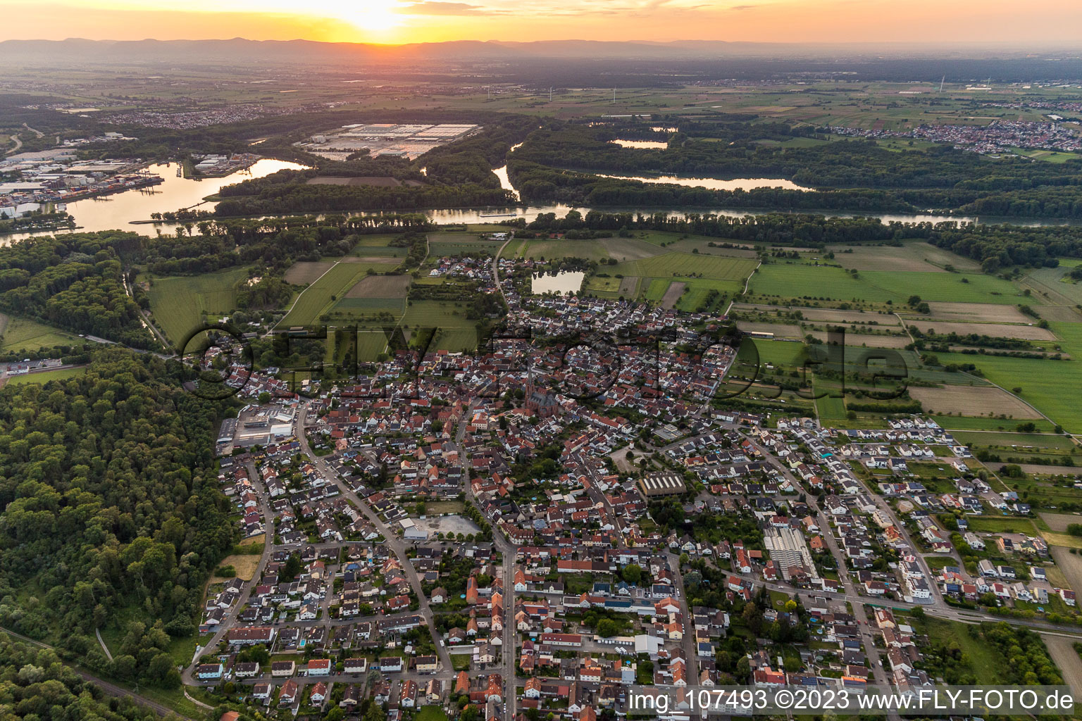 Von Osten bei Sonnenuntergang im Ortsteil Rheinsheim in Philippsburg im Bundesland Baden-Württemberg, Deutschland