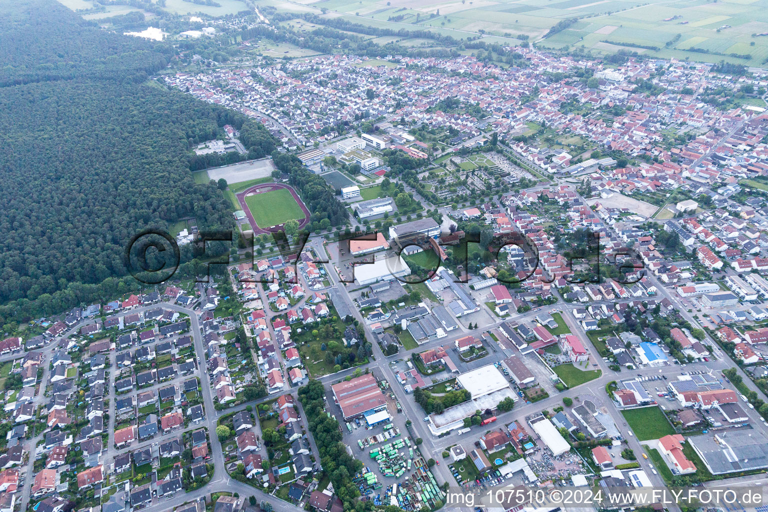 Rülzheim im Bundesland Rheinland-Pfalz, Deutschland von oben