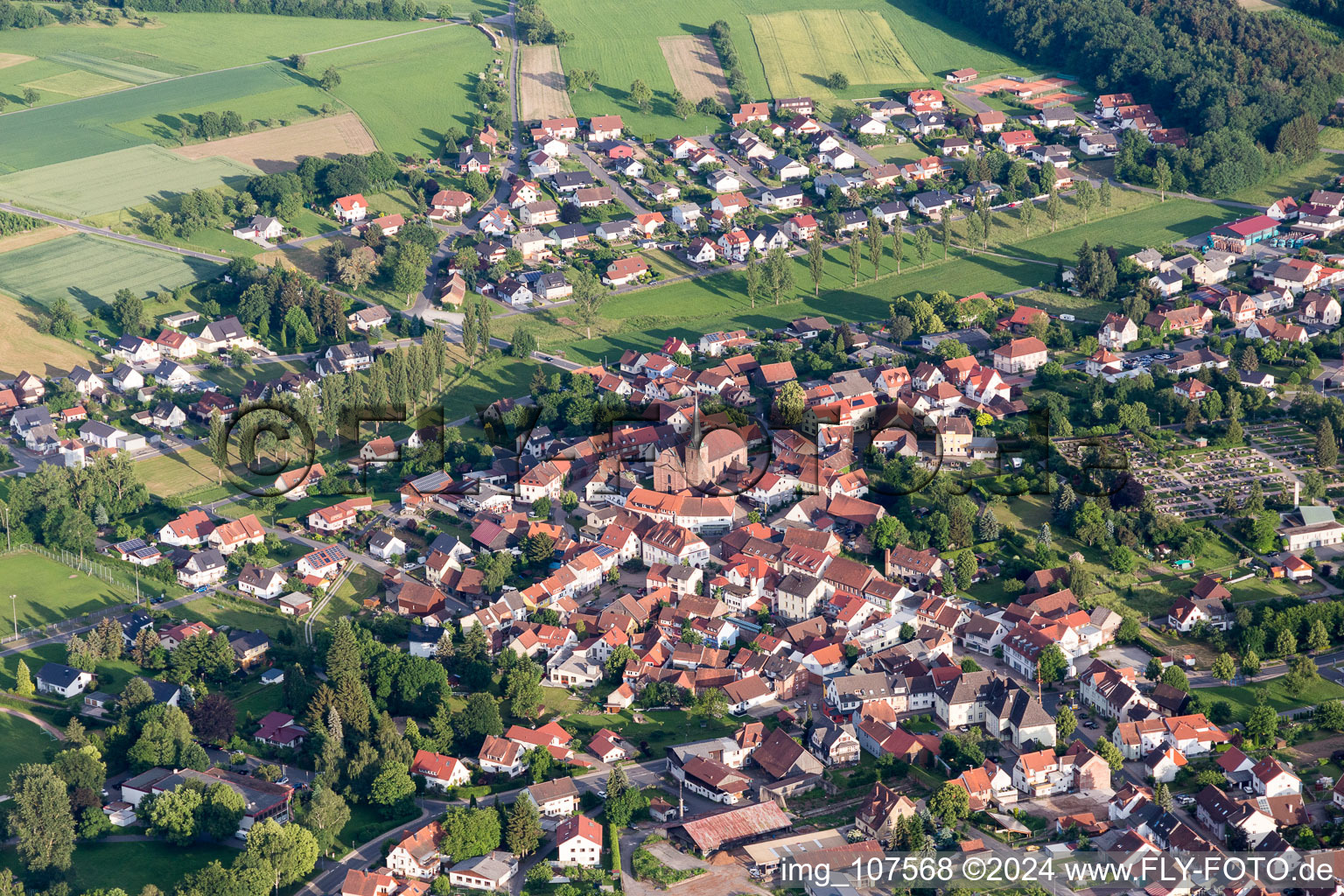 Ortsansicht am Rande von landwirtschaftlichen Feldern und Nutzflächen in Mudau im Bundesland Baden-Württemberg, Deutschland