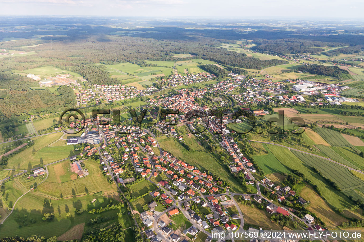 Luftbild von Ortsansicht am Rande von landwirtschaftlichen Feldern und Nutzflächen in Mudau im Bundesland Baden-Württemberg, Deutschland