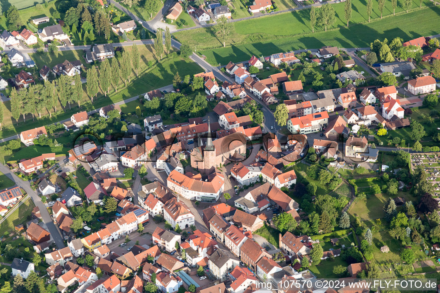 Luftaufnahme von Ortsansicht am Rande von landwirtschaftlichen Feldern und Nutzflächen in Mudau im Bundesland Baden-Württemberg, Deutschland