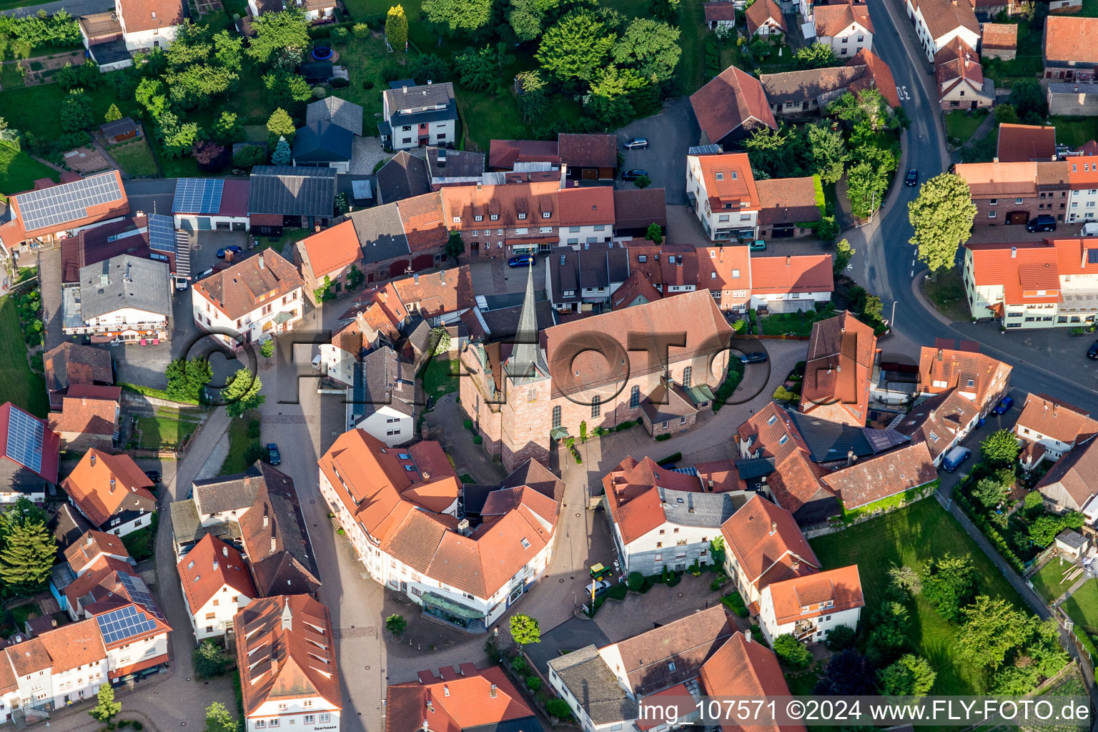 Kirchengebäude der Wehrkirche St. Pankratius im Dorfkern in Mudau im Bundesland Baden-Württemberg, Deutschland