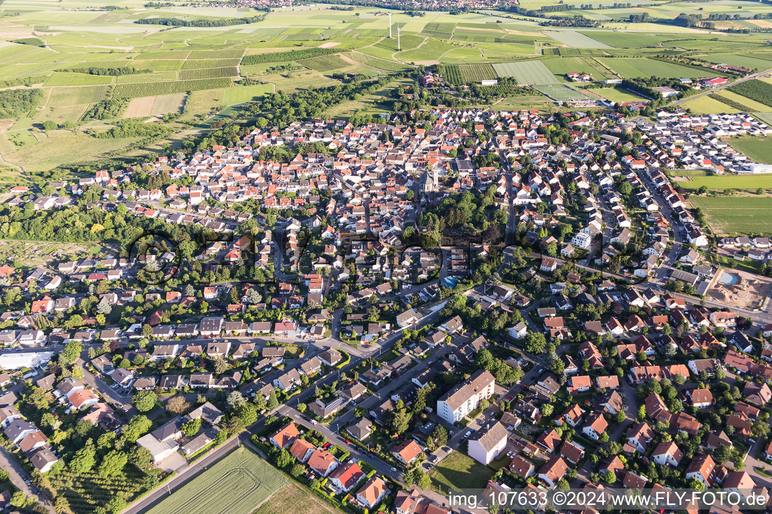 Ortsansicht am Rande von landwirtschaftlichen Feldern und Nutzflächen in Zornheim im Bundesland Rheinland-Pfalz, Deutschland