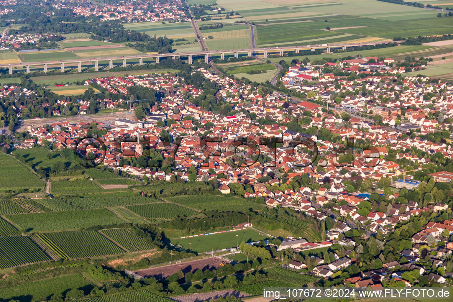 Ortsansicht der Straßen und Häuser der Wohngebiete vor der auf Stelzen verlaufenden A65 in Pfeddersheim in Worms im Bundesland Rheinland-Pfalz, Deutschland
