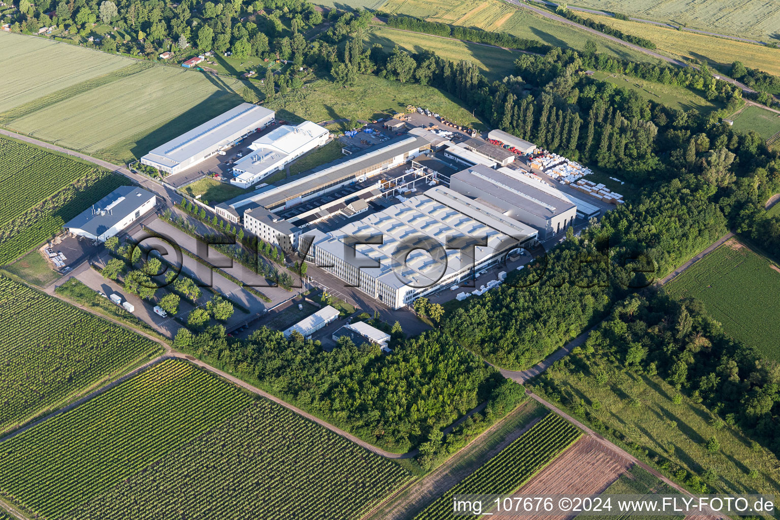 Industrie- und Gewerbegebiet Enzinger Straße in Worms im Ortsteil Pfeddersheim im Bundesland Rheinland-Pfalz, Deutschland