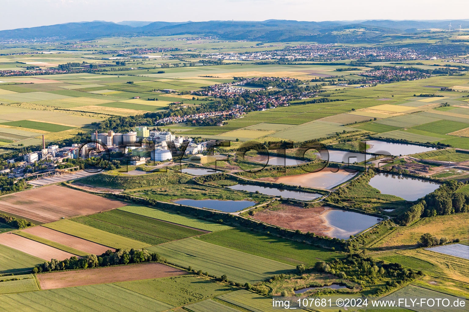 Klärwerksbecken zur Abwasserbehandlung der Zuckerfabrik Südzucker AG in Obrigheim (Pfalz) im Bundesland Rheinland-Pfalz, Deutschland
