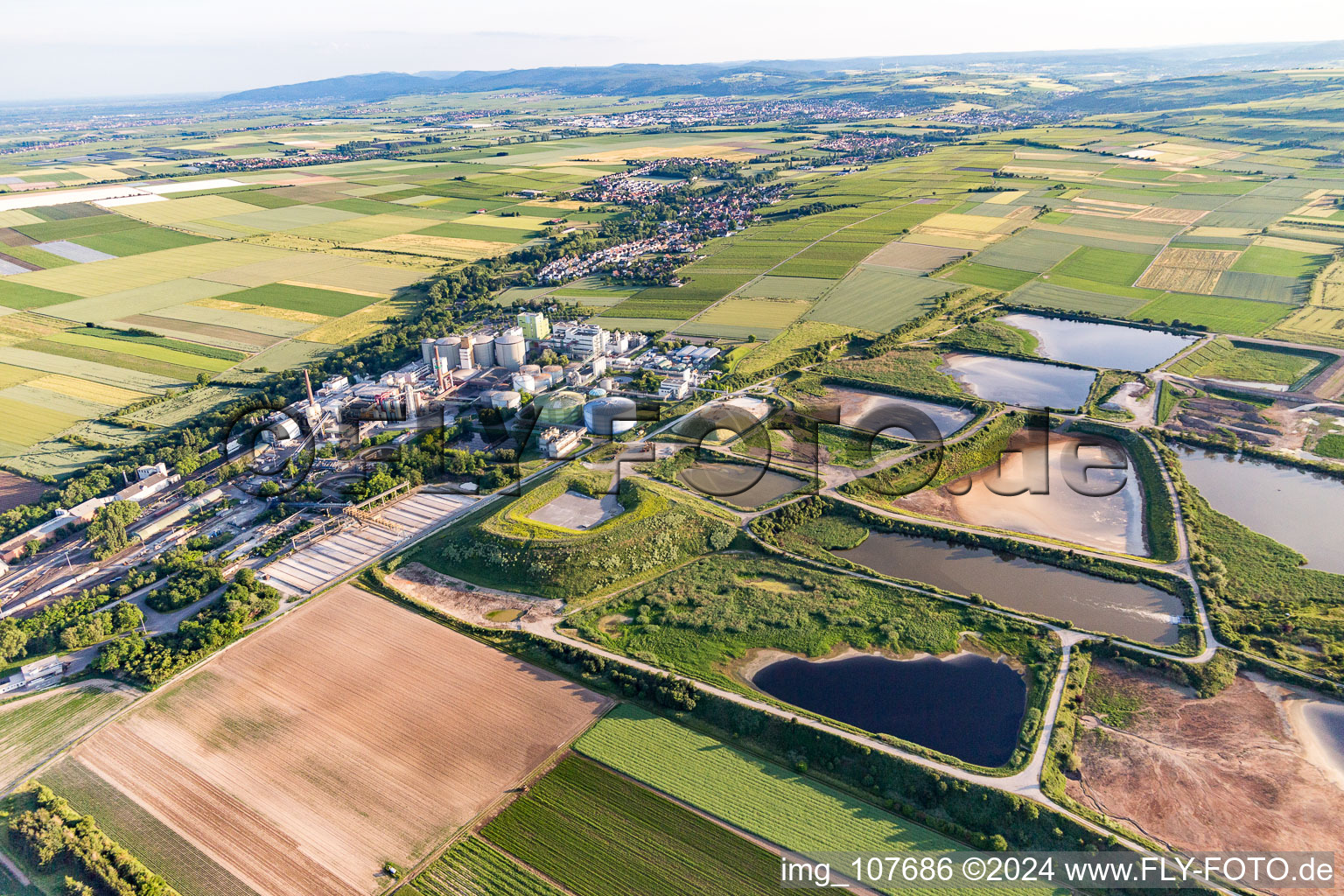 Luftaufnahme von Klärwerksbecken zur Abwasserbehandlung der Zuckerfabrik Südzucker AG in Obrigheim (Pfalz) im Bundesland Rheinland-Pfalz, Deutschland