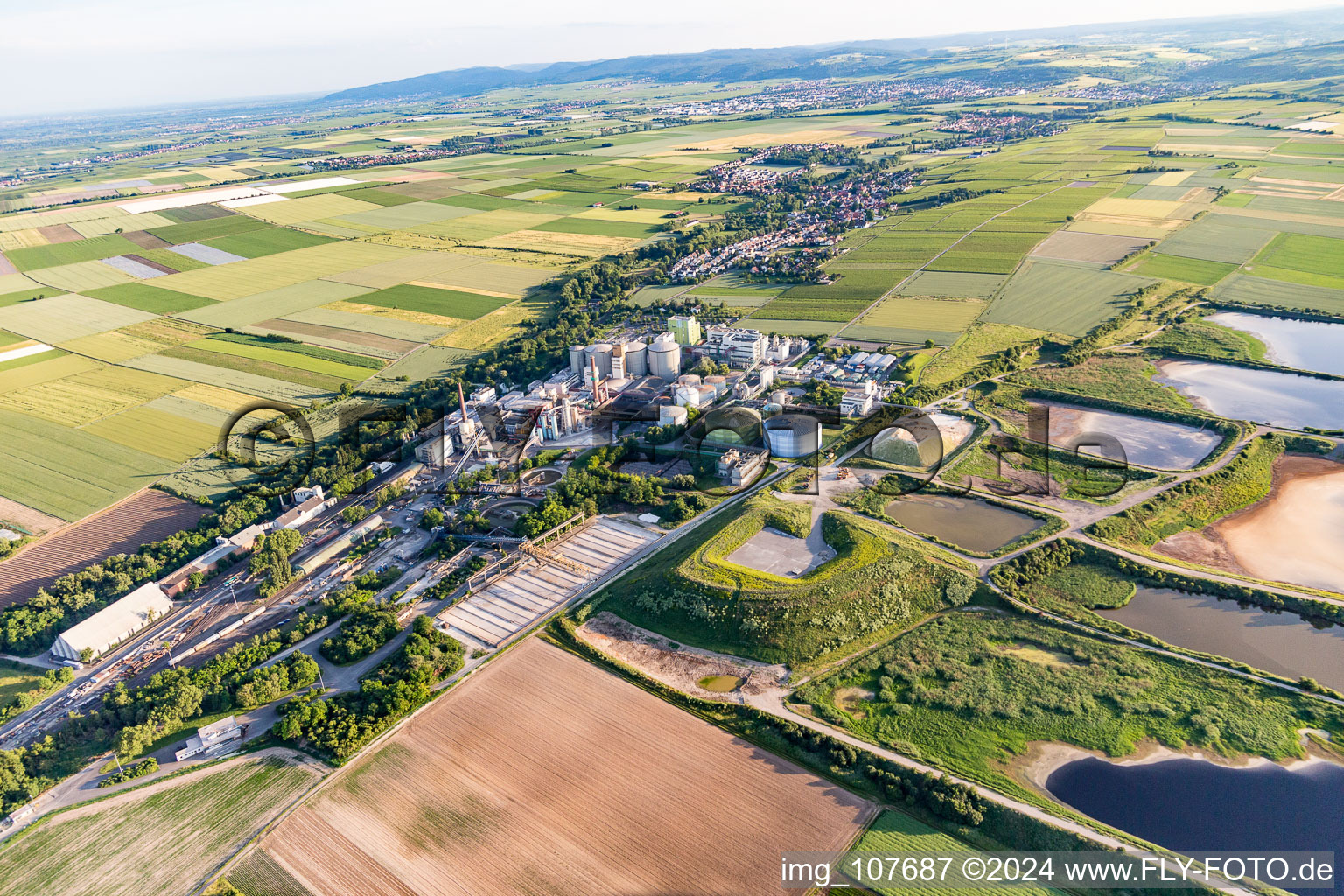 Schrägluftbild von Klärwerksbecken zur Abwasserbehandlung der Zuckerfabrik Südzucker AG in Obrigheim (Pfalz) im Bundesland Rheinland-Pfalz, Deutschland