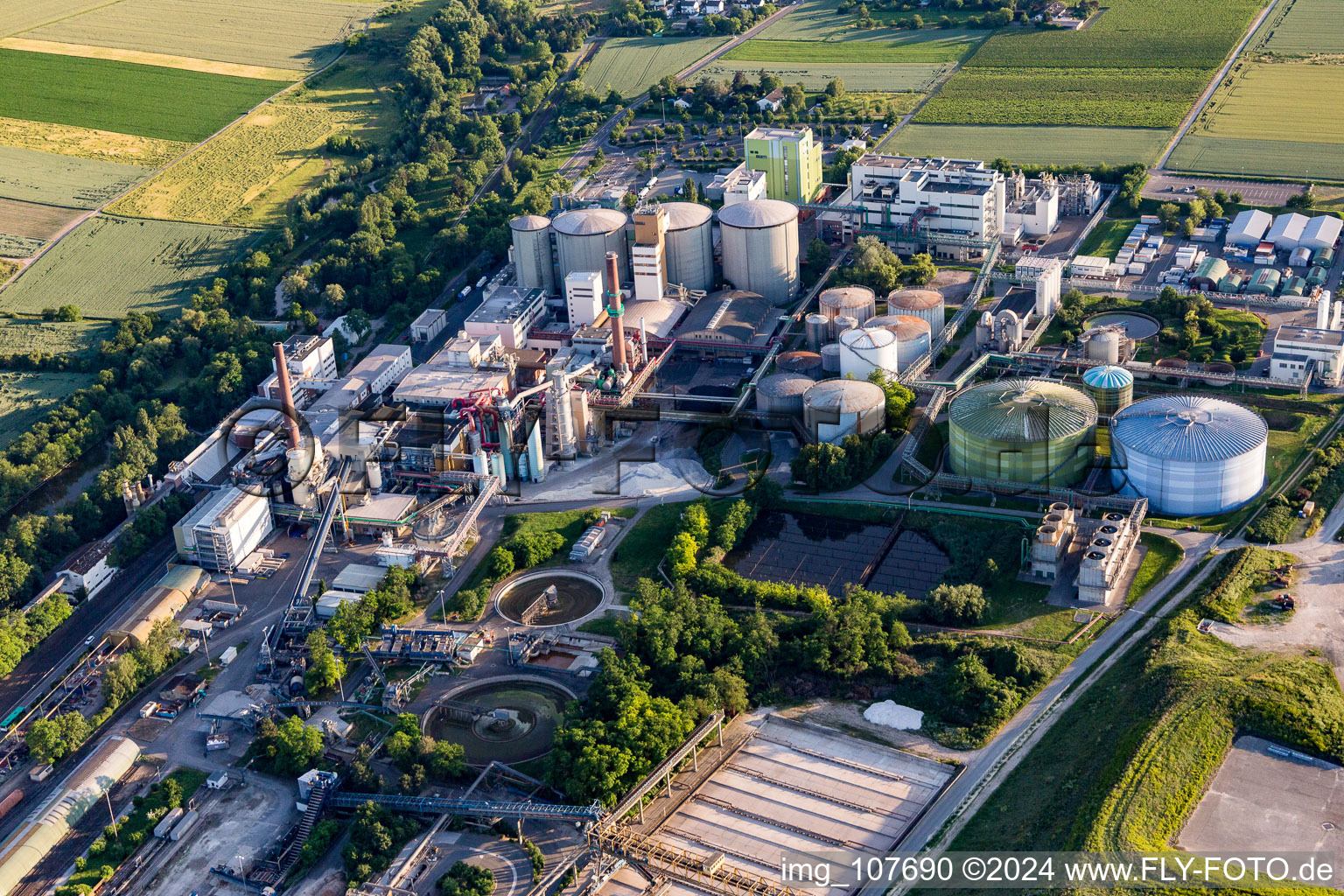 Gebäude und Produktionshallen auf dem Werksgelände der Zuckerfabrik Südzucker AG in Obrigheim (Pfalz) im Bundesland Rheinland-Pfalz, Deutschland