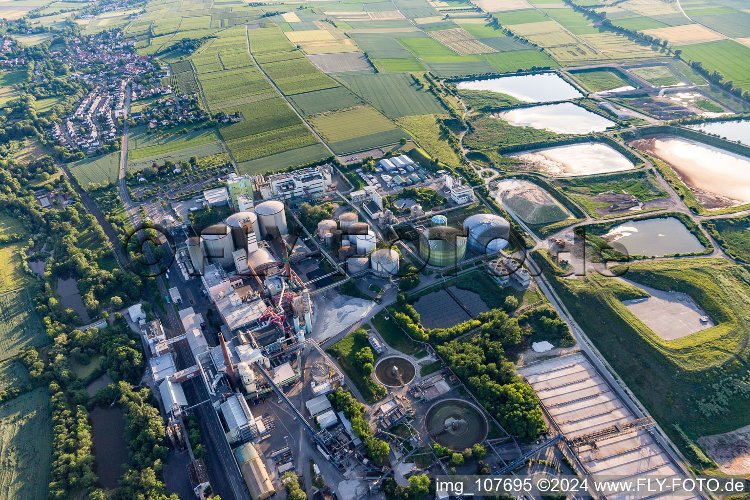 Luftbild von Gebäude und Produktionshallen auf dem Werksgelände der Zuckerfabrik Südzucker AG in Obrigheim (Pfalz) im Bundesland Rheinland-Pfalz, Deutschland