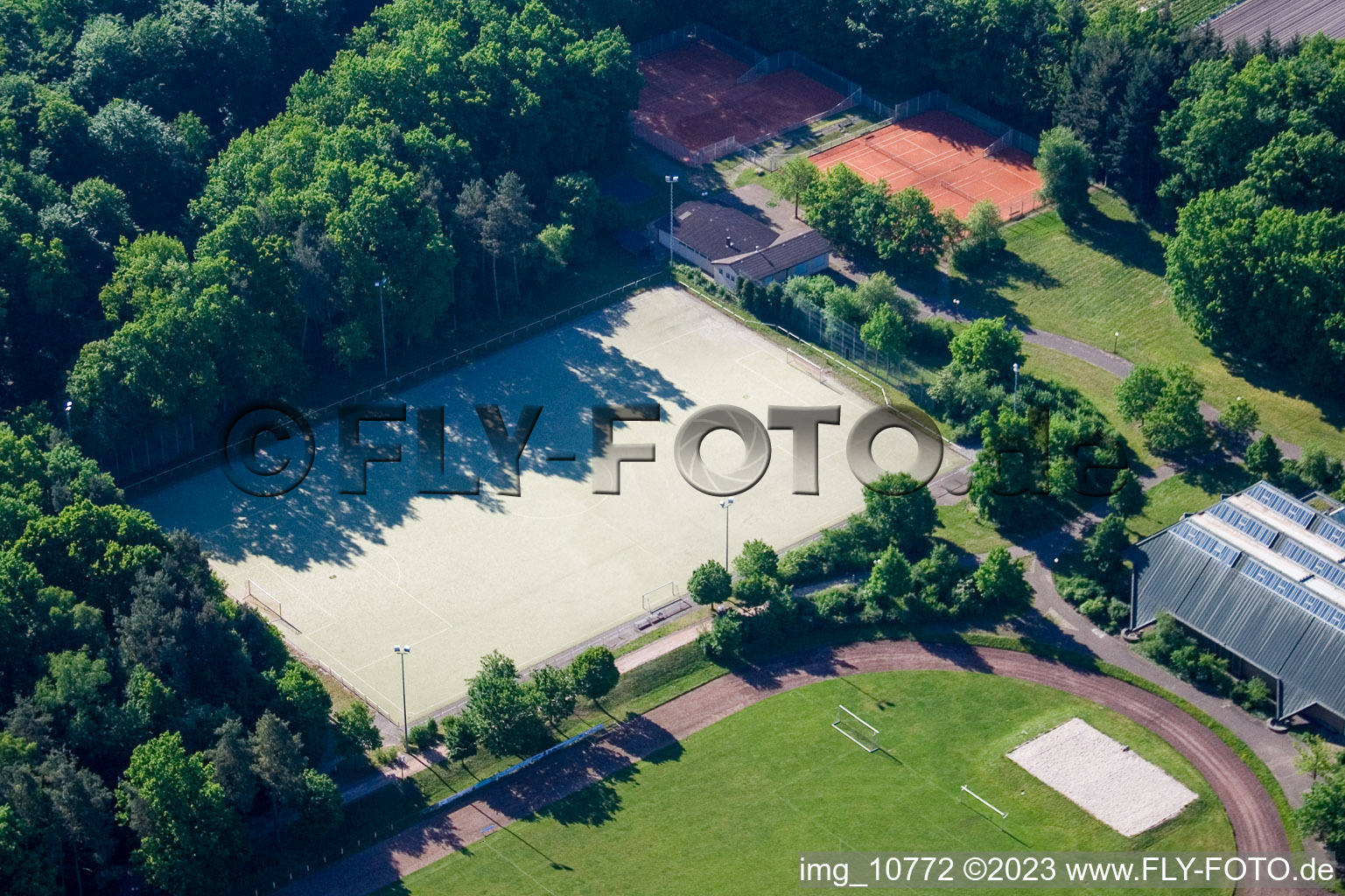 Schrägluftbild von Schaidt, TUS Sportanlagen in Wörth am Rhein im Bundesland Rheinland-Pfalz, Deutschland