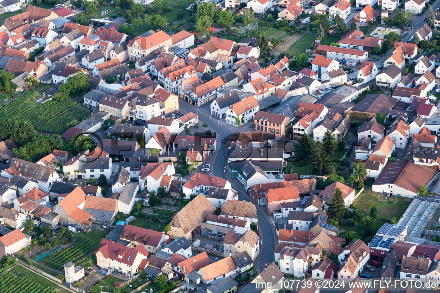 Siedlungsgebiet und Infrastruktur in Niederkirchen bei Deidesheim im Bundesland Rheinland-Pfalz, Deutschland