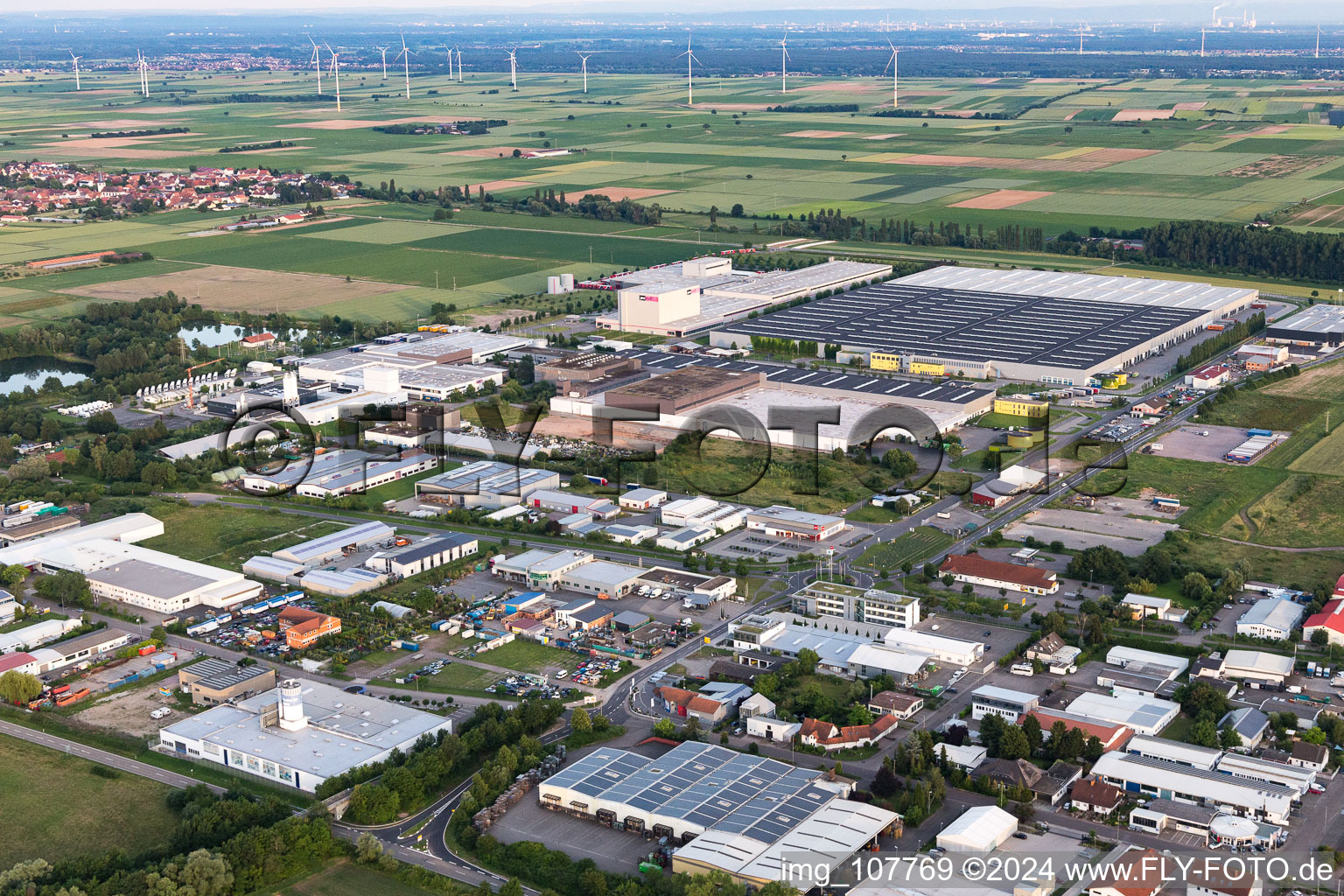 Industrie- und Gewerbegebiet in Offenbach an der Queich im Bundesland Rheinland-Pfalz, Deutschland