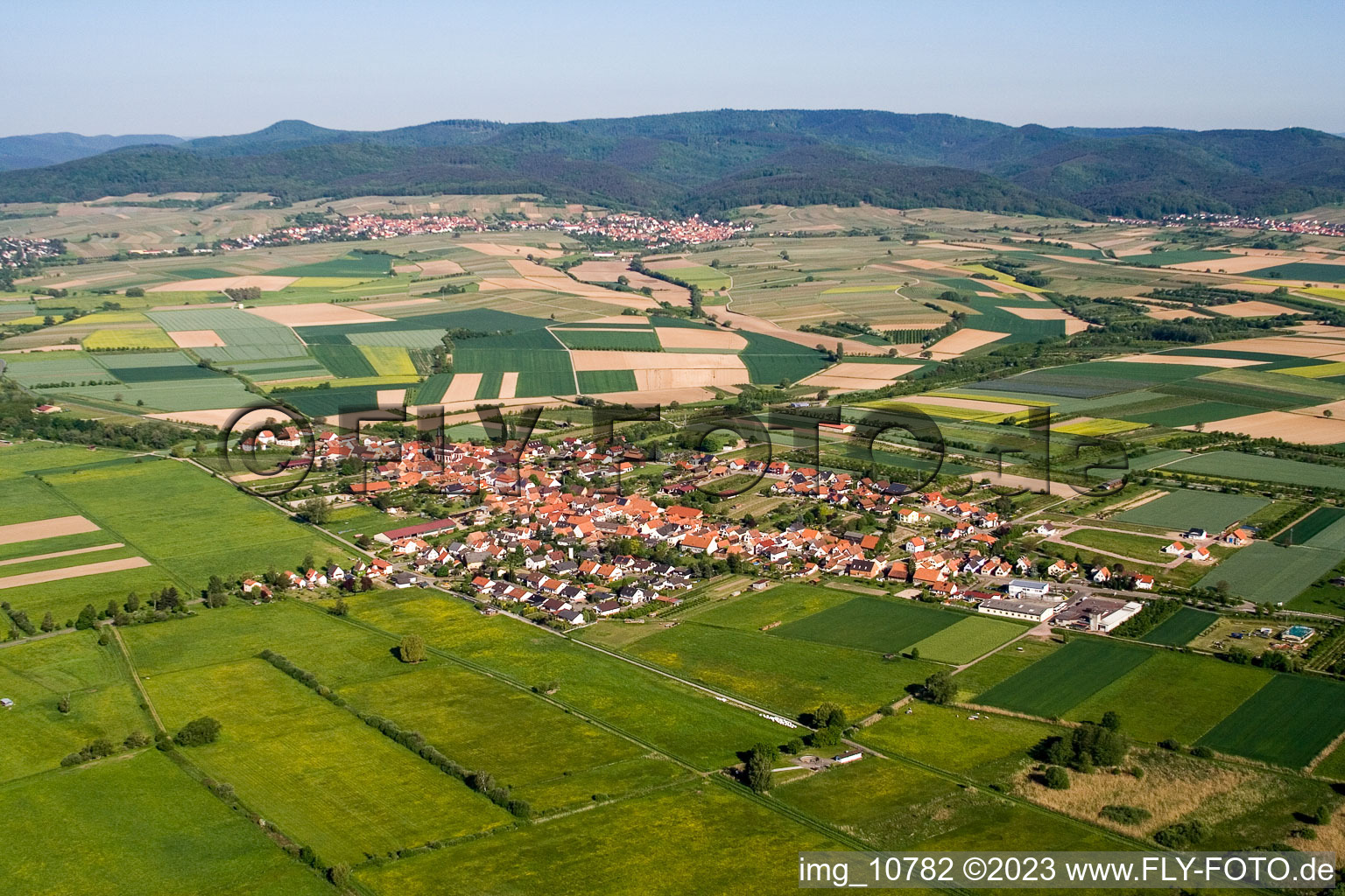 Schweighofen im Bundesland Rheinland-Pfalz, Deutschland aus der Drohnenperspektive