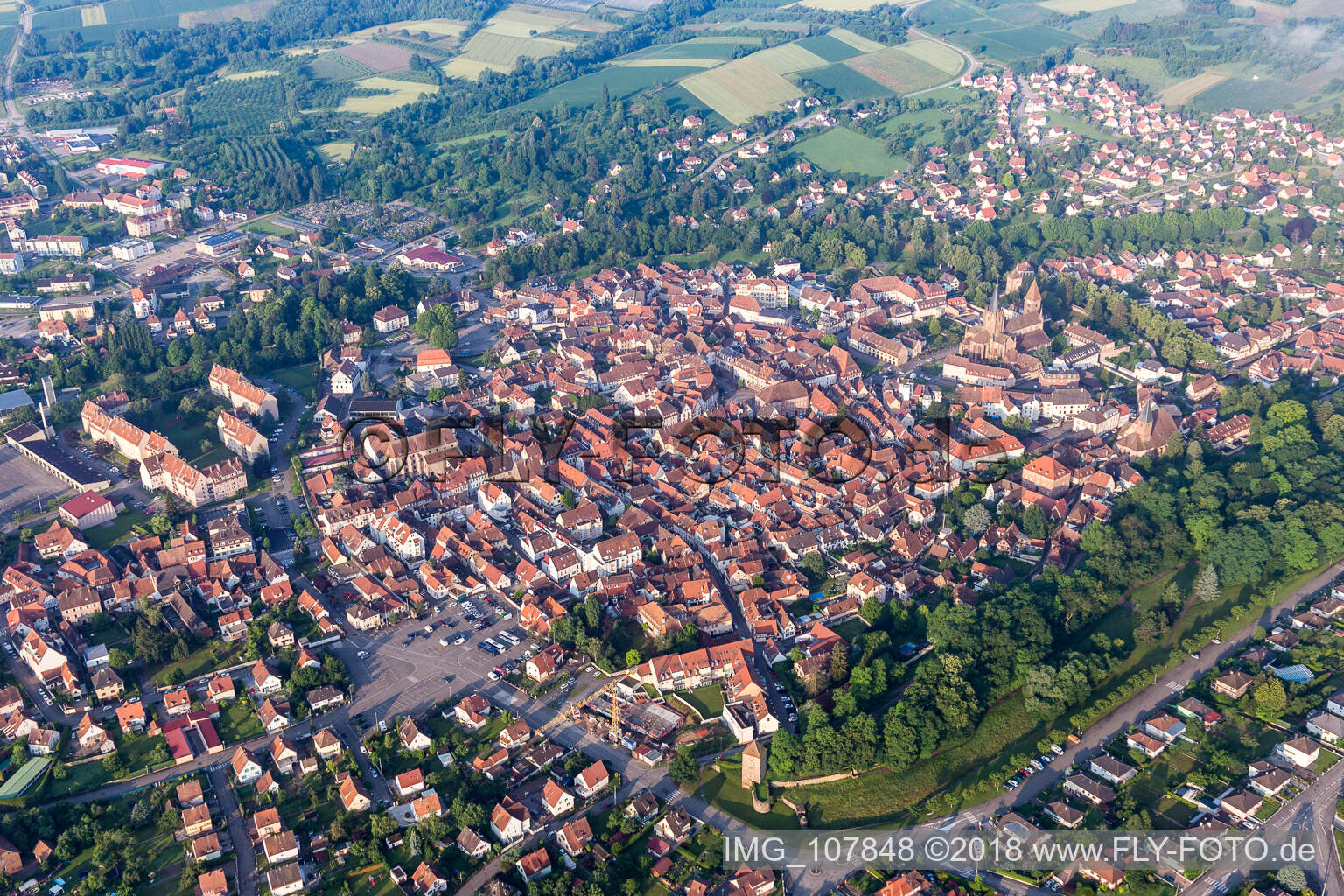 Wissembourg im Bundesland Bas-Rhin, Frankreich von der Drohne aus gesehen