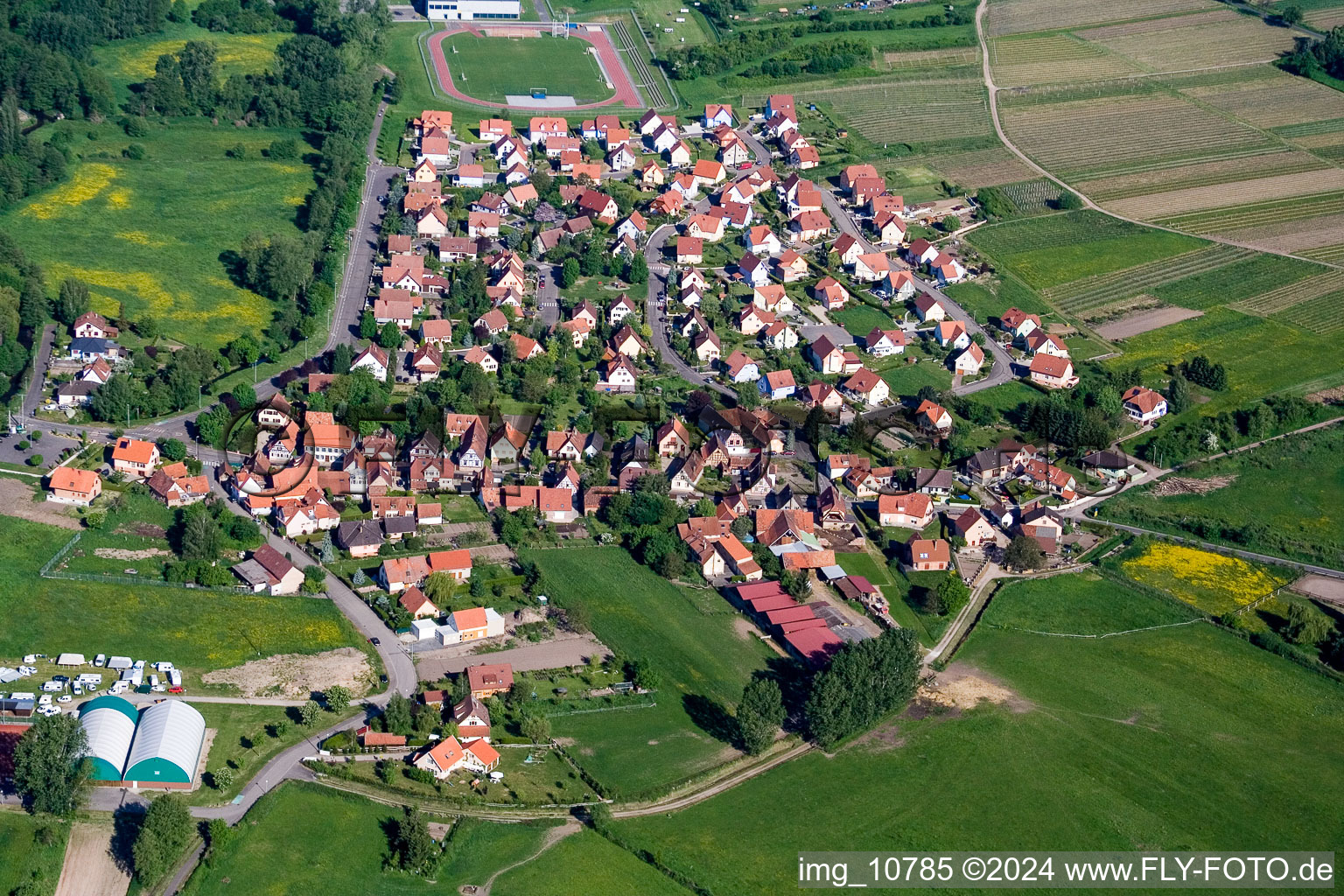 Luftbild von Ortsansicht der Straßen und Häuser der Wohngebiete in Altenstadt in Grand Est im Bundesland Bas-Rhin, Frankreich