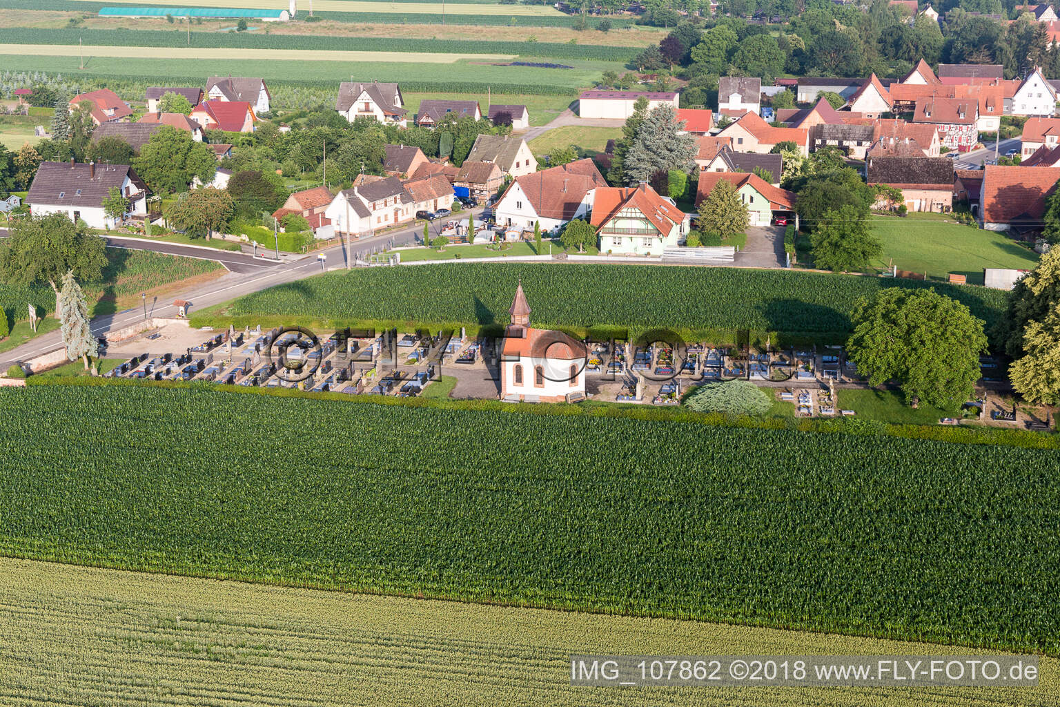 Drohnenbild von Salmbach im Bundesland Bas-Rhin, Frankreich