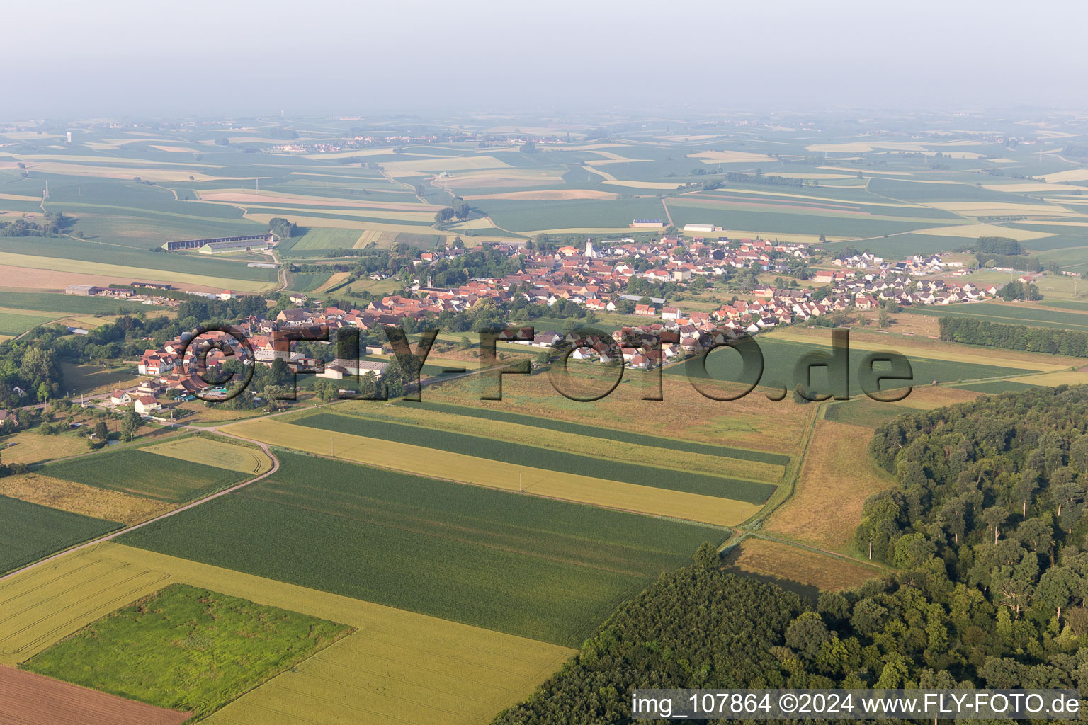 Niederlauterbach im Bundesland Bas-Rhin, Frankreich von der Drohne aus gesehen