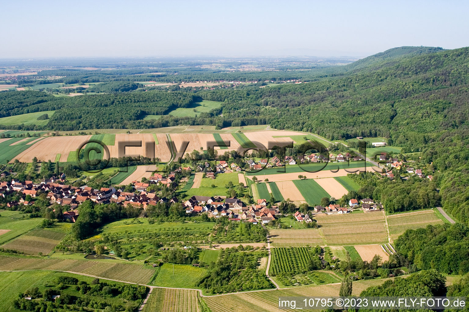 Drohnenbild von Cleebourg im Bundesland Bas-Rhin, Frankreich