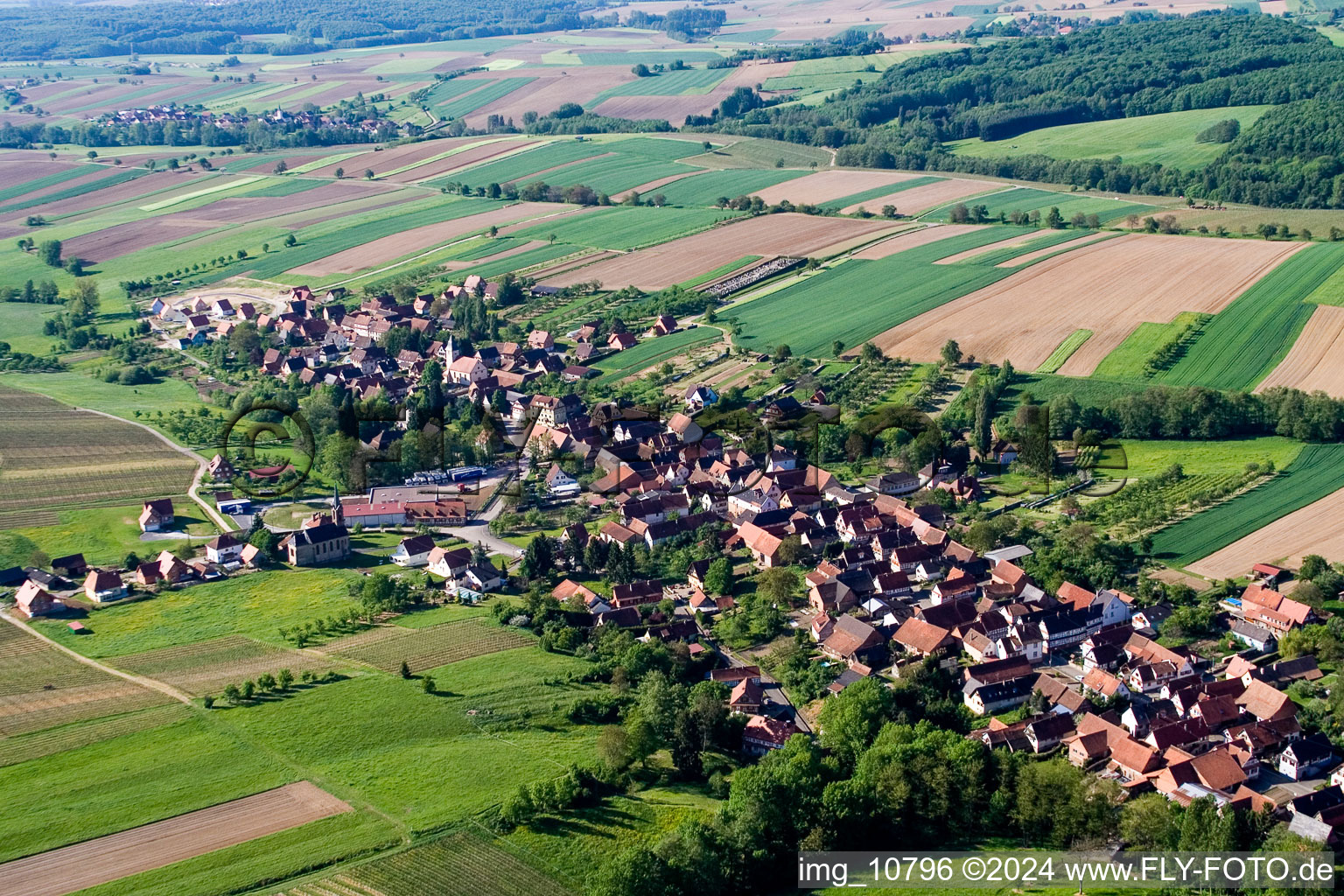 Dorf - Ansicht am Rande von landwirtschaftlichen Feldern und Nutzflächen in Cleebourg in Grand Est im Bundesland Bas-Rhin, Frankreich