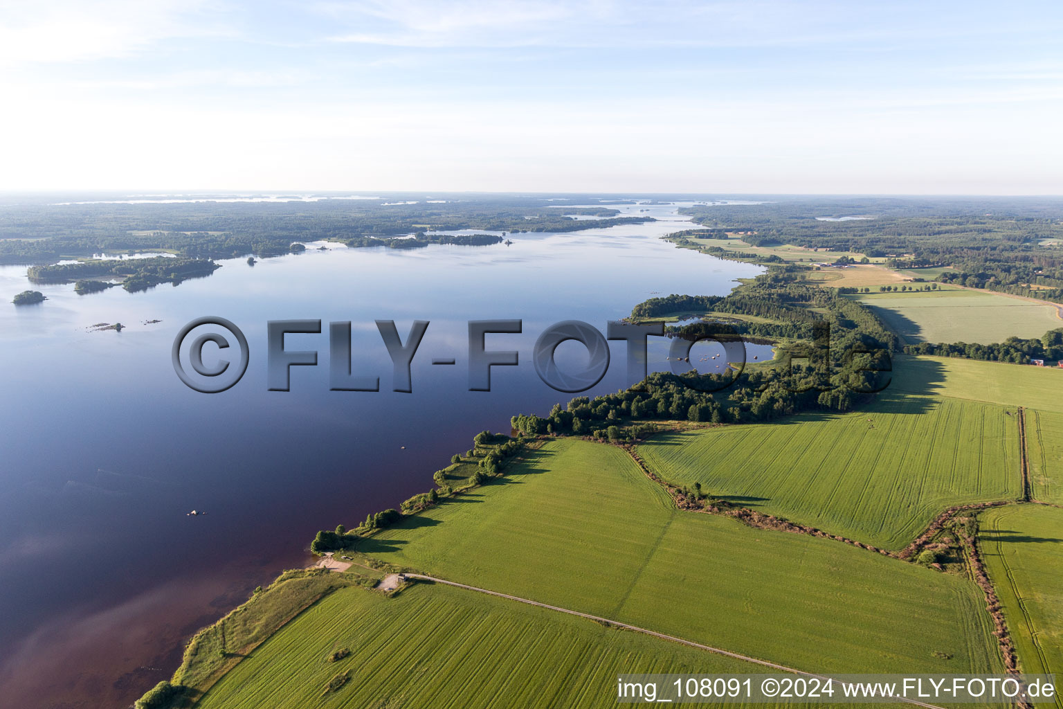 Ufer des moorfarbenen Åsnen-See bei Skatelöv in Småland in Kronobergs län, Schweden