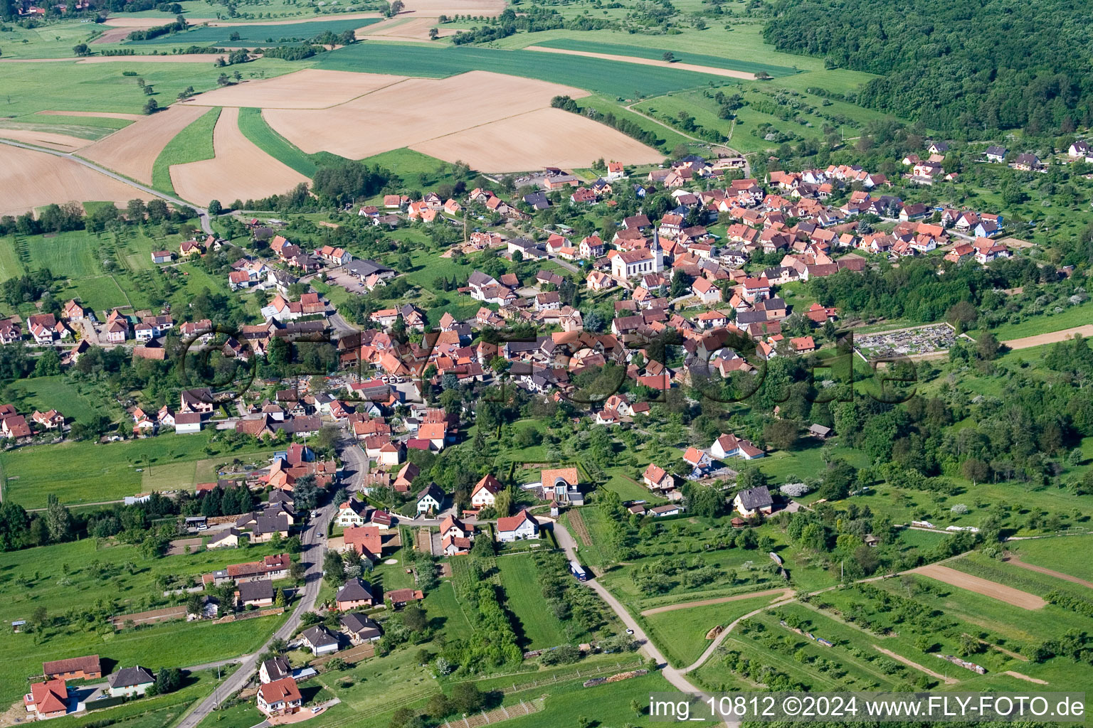 Luftaufnahme von Dorf - Ansicht am Rande von landwirtschaftlichen Feldern und Nutzflächen in Lampertsloch in Grand Est im Bundesland Bas-Rhin, Frankreich