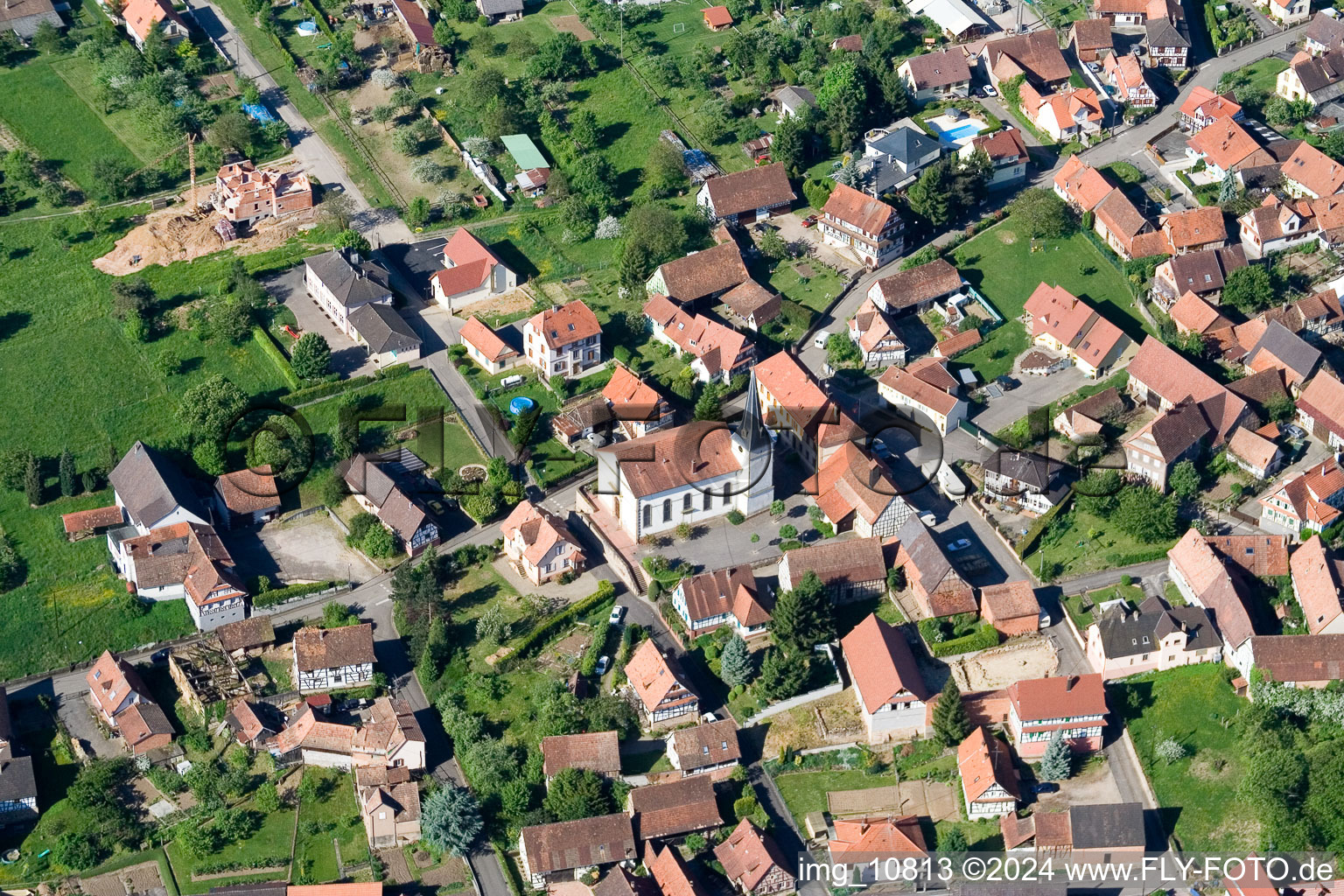 Luftbild von Kirchengebäude im Dorfkern in Lampertsloch in Grand Est im Bundesland Bas-Rhin, Frankreich