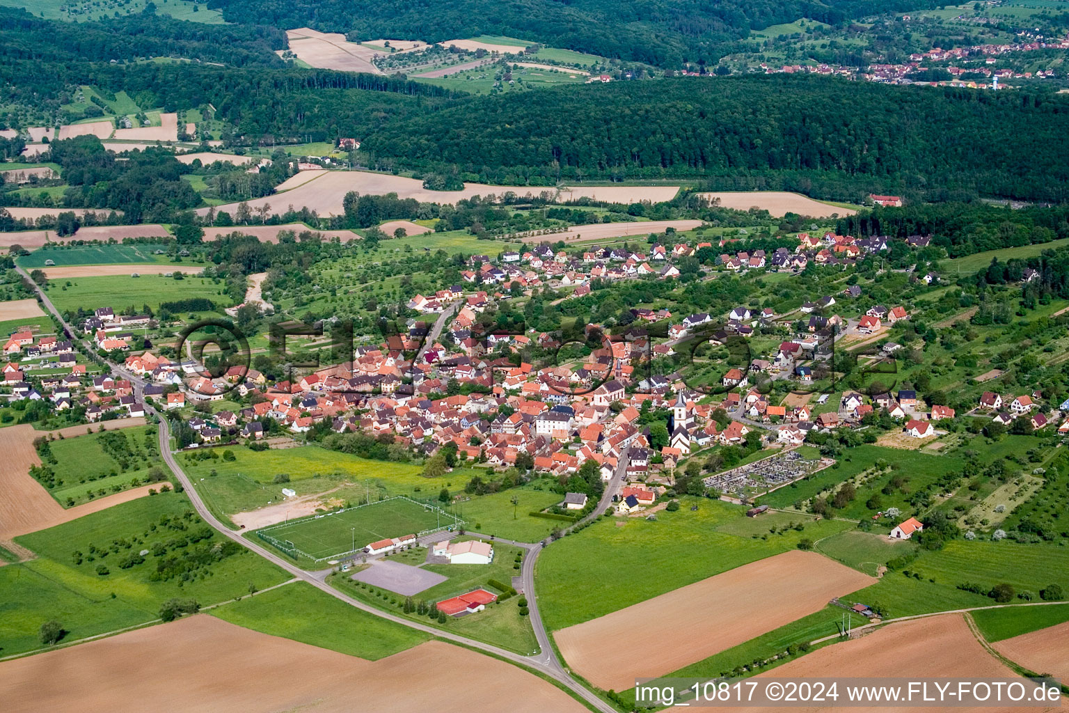 Dorf - Ansicht am Rande von landwirtschaftlichen Feldern und Nutzflächen in Gœrsdorf in Grand Est im Bundesland Bas-Rhin, Frankreich