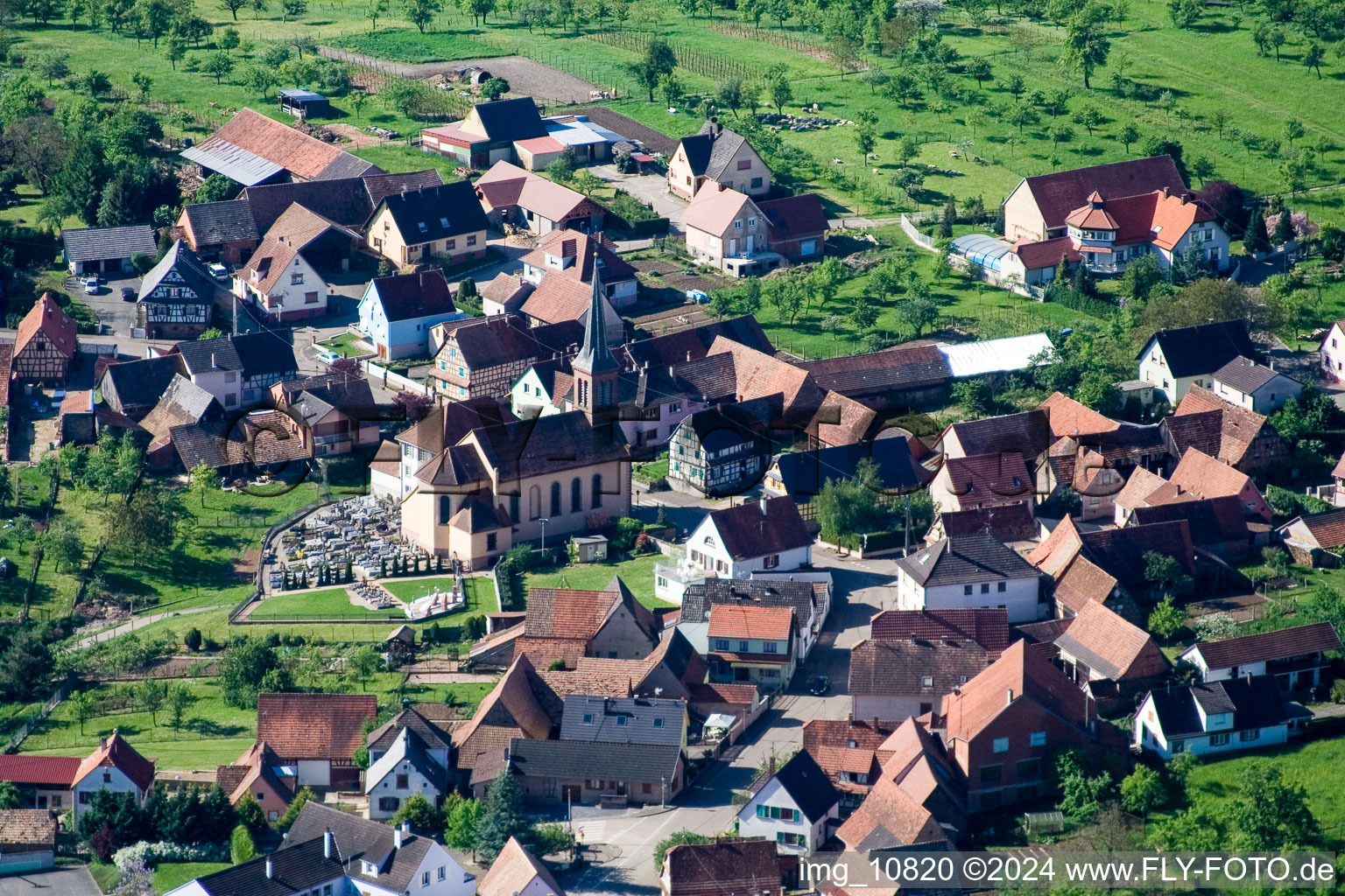 Luftaufnahme von Dorf - Ansicht in Dieffenbach-lès-Wœrth in Grand Est im Bundesland Bas-Rhin, Frankreich