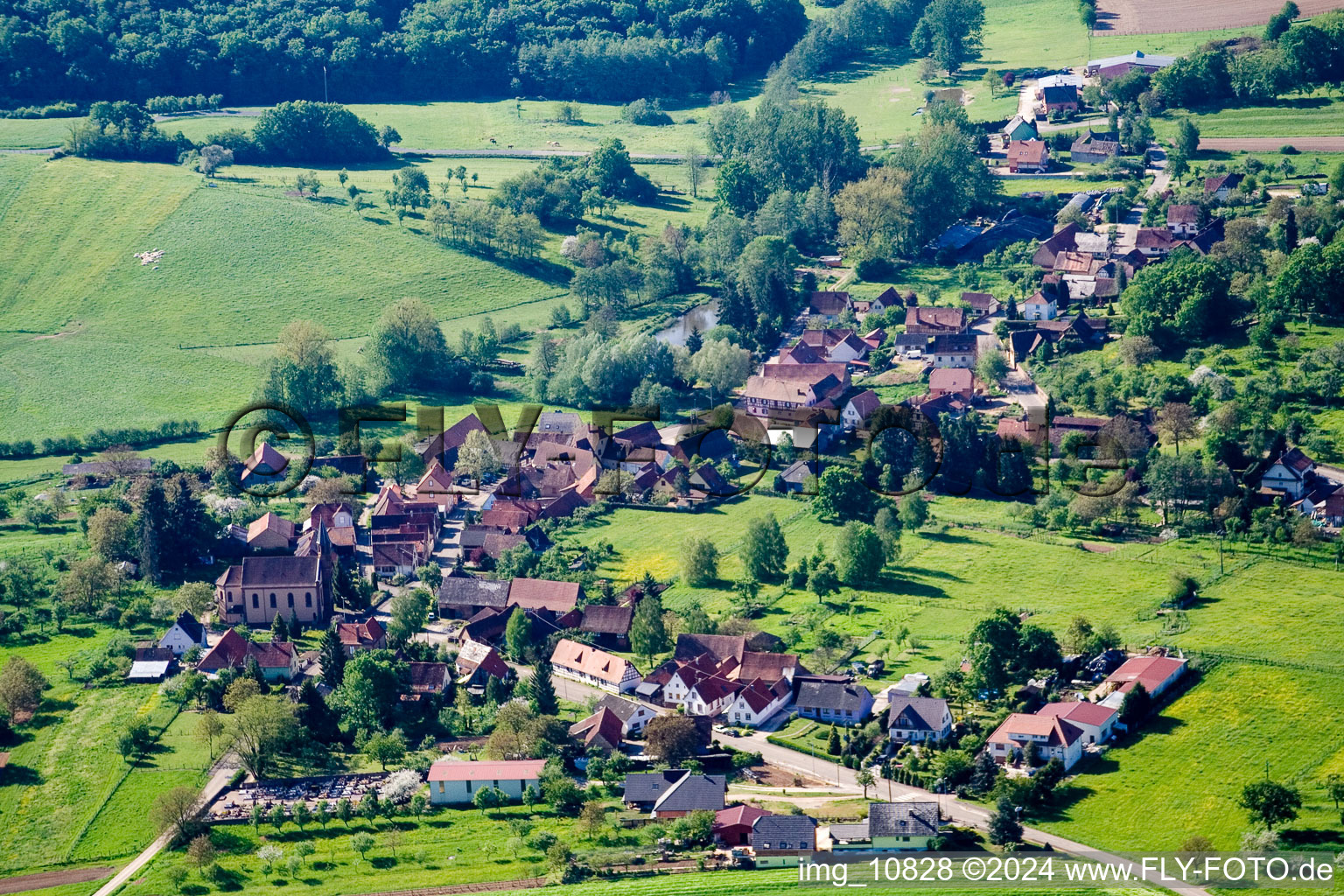 Dorf - Ansicht am Rande von landwirtschaftlichen Feldern und Nutzflächen in Eberbach-près-Wœrth in Grand Est in Gundershoffen im Bundesland Bas-Rhin, Frankreich