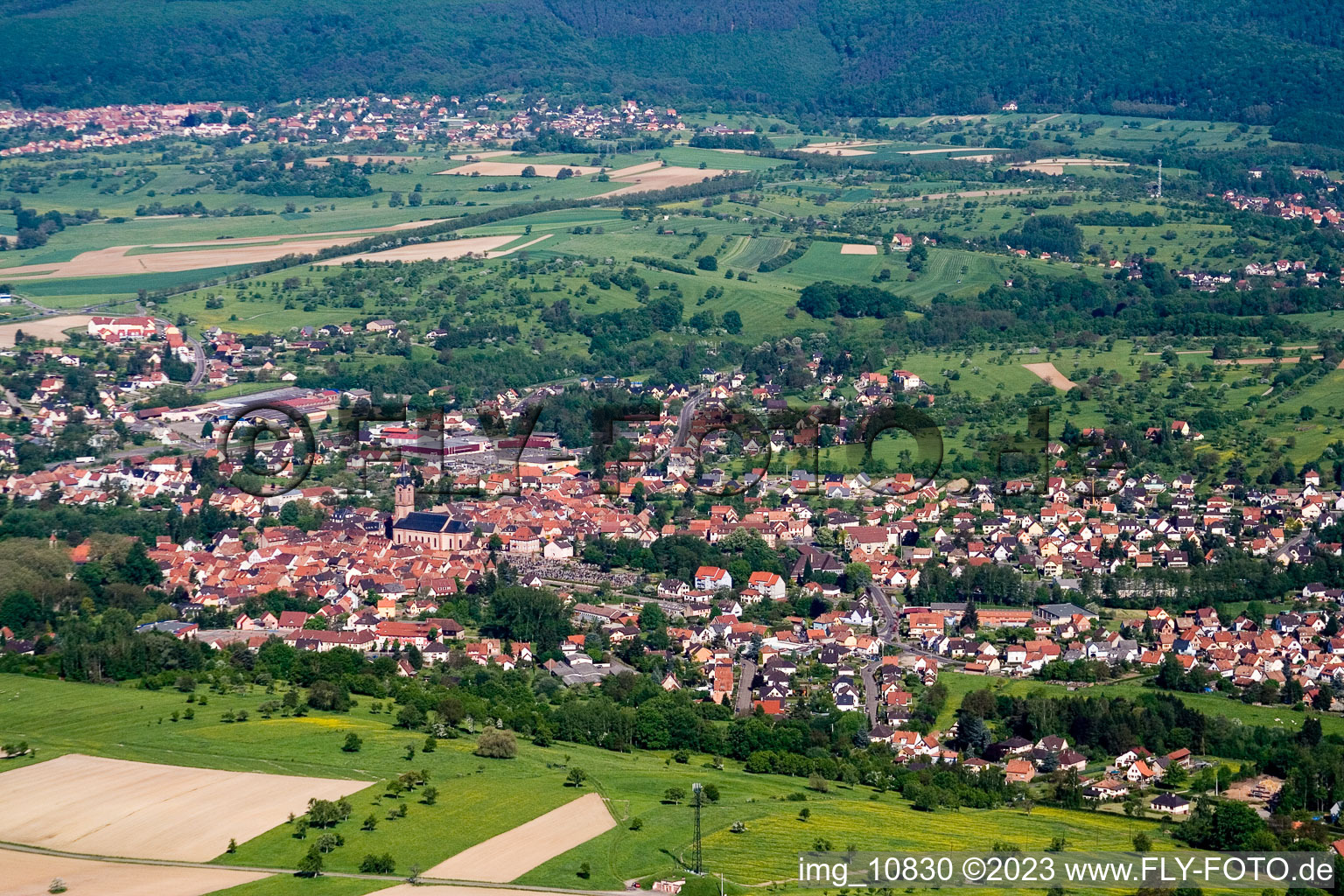 Reichshoffen im Bundesland Bas-Rhin, Frankreich von der Drohne aus gesehen