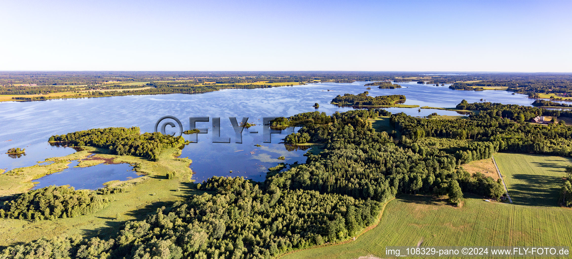 Waldgebiete an Uferbucht im moorfarbenen Åsnen-See bei Vrankunge in Småland in Kronobergs län, Schweden