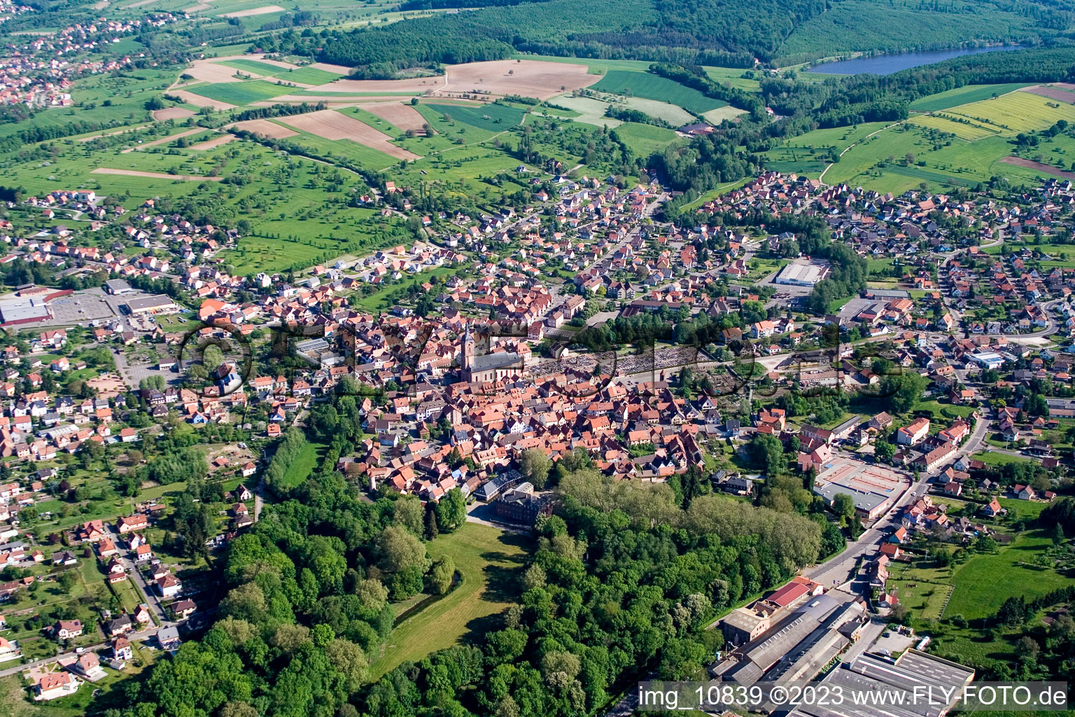 Reichshoffen im Bundesland Bas-Rhin, Frankreich von oben gesehen