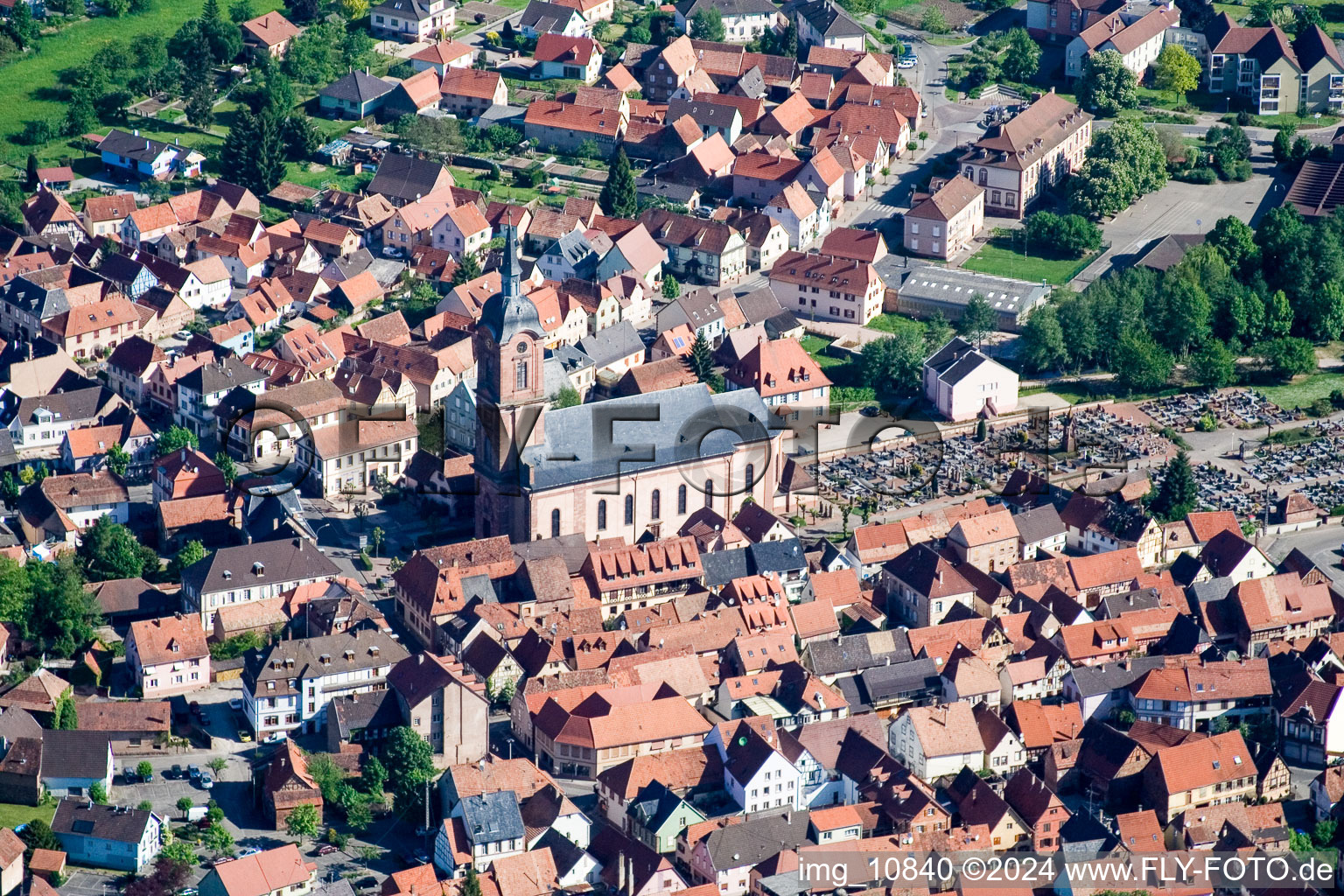 Luftbild von Kirchengebäude des paroisse protestante in Reichshoffen in Grand Est im Bundesland Bas-Rhin, Frankreich
