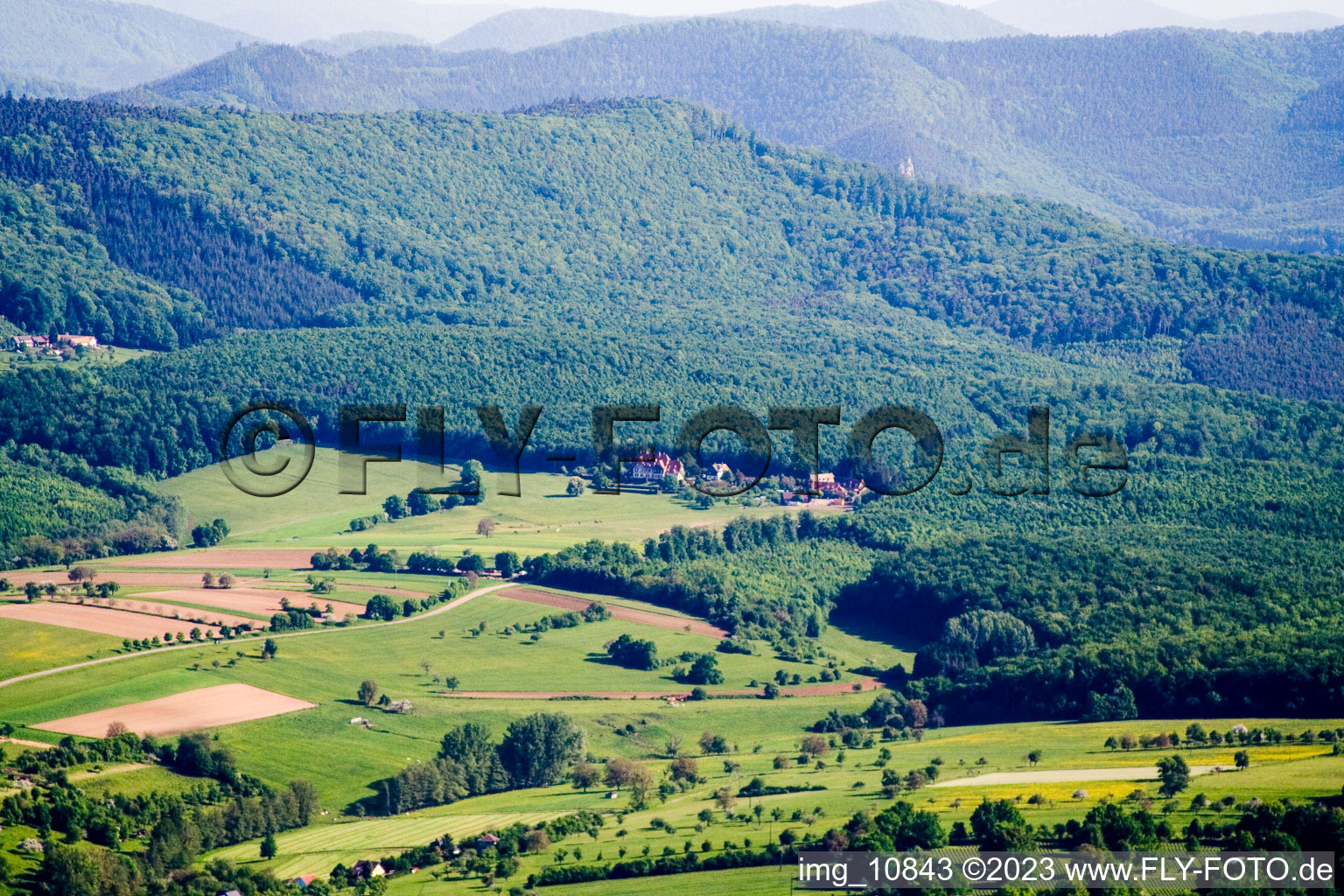Luftbild von Niederbronn, Villa Riessack in Niederbronn-les-Bains im Bundesland Bas-Rhin, Frankreich