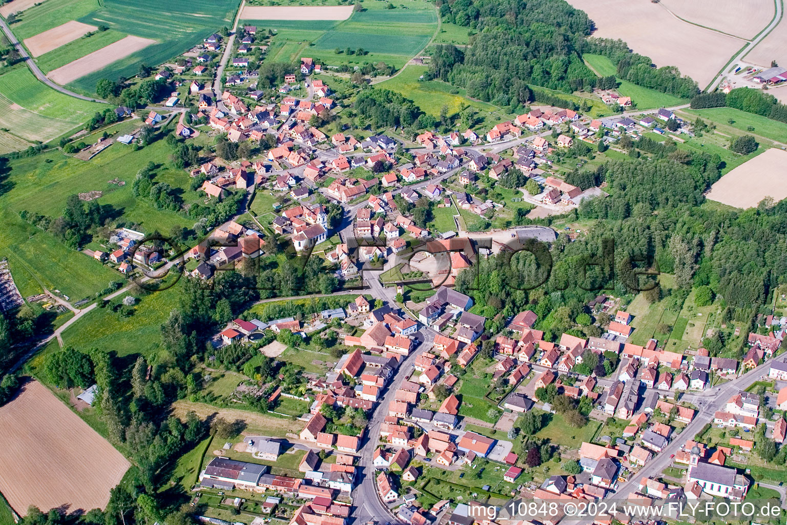 Luftbild von Dorf - Ansicht am Rande von landwirtschaftlichen Feldern und Nutzflächen in Gumbrechtshoffen in Grand Est im Bundesland Bas-Rhin, Frankreich