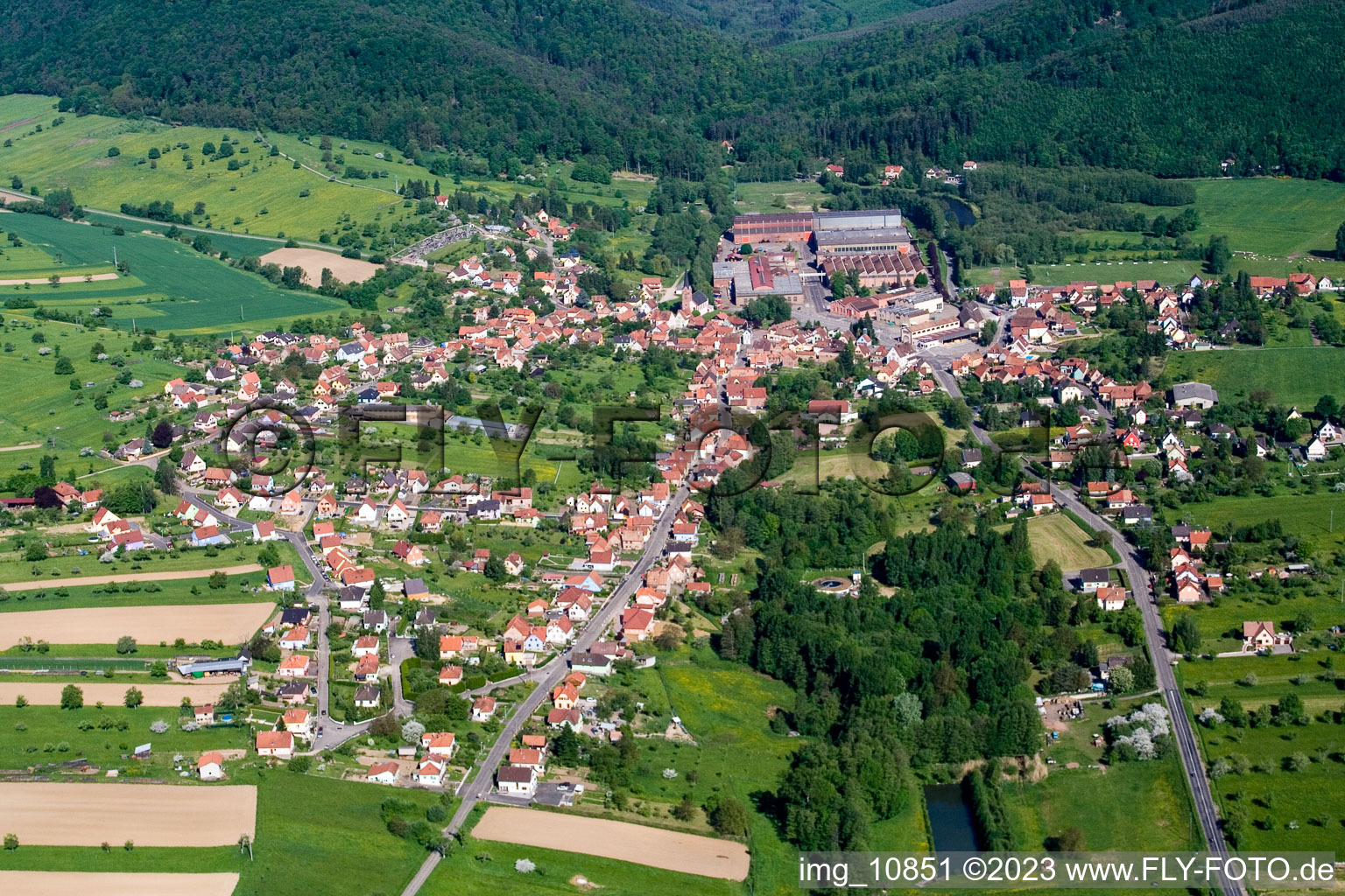 Zinswiller im Bundesland Bas-Rhin, Frankreich aus der Luft betrachtet
