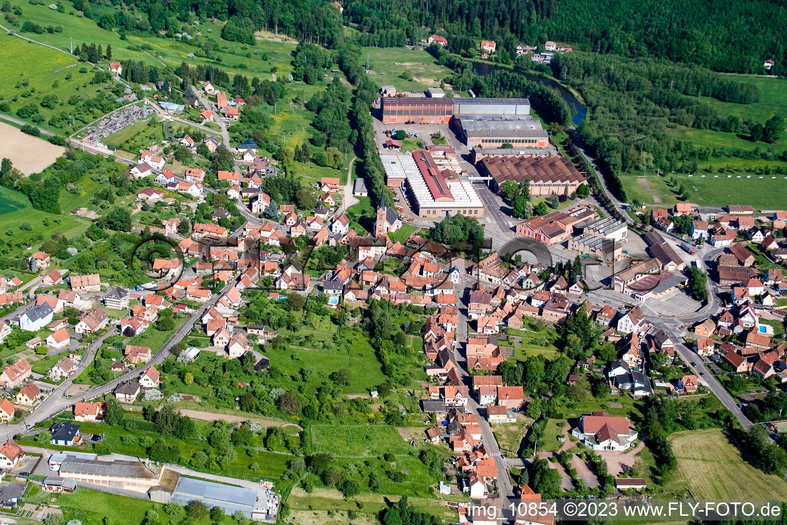 Drohnenbild von Zinswiller im Bundesland Bas-Rhin, Frankreich
