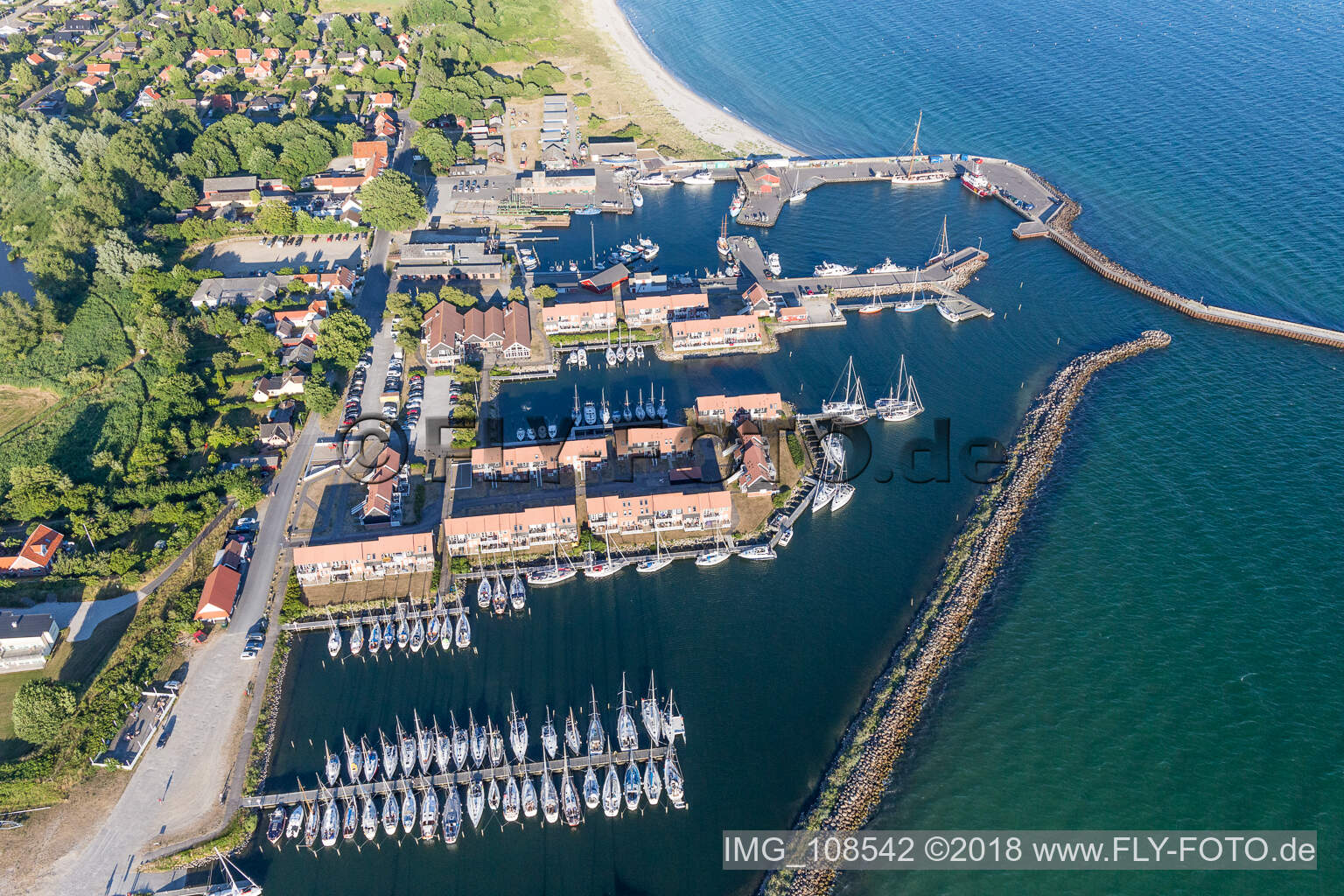 Yachthafen mit Sportboot- Anlegestellen und Bootsliegeplätzen am Uferbereich der Ostsee in Klintholm Havn auf der Insel Mon in Region Själland in Borre im Bundesland Sjælland, Dänemark