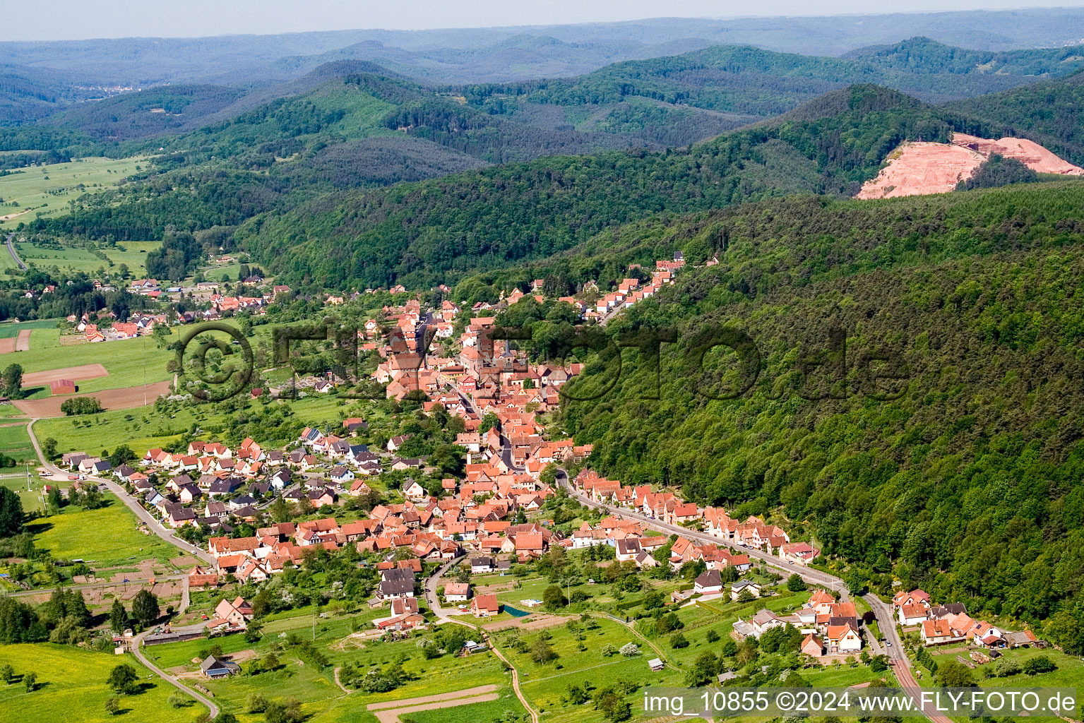 Luftbild von Wald und Berglandschaft in Offwiller in Grand Est im Bundesland Bas-Rhin, Frankreich