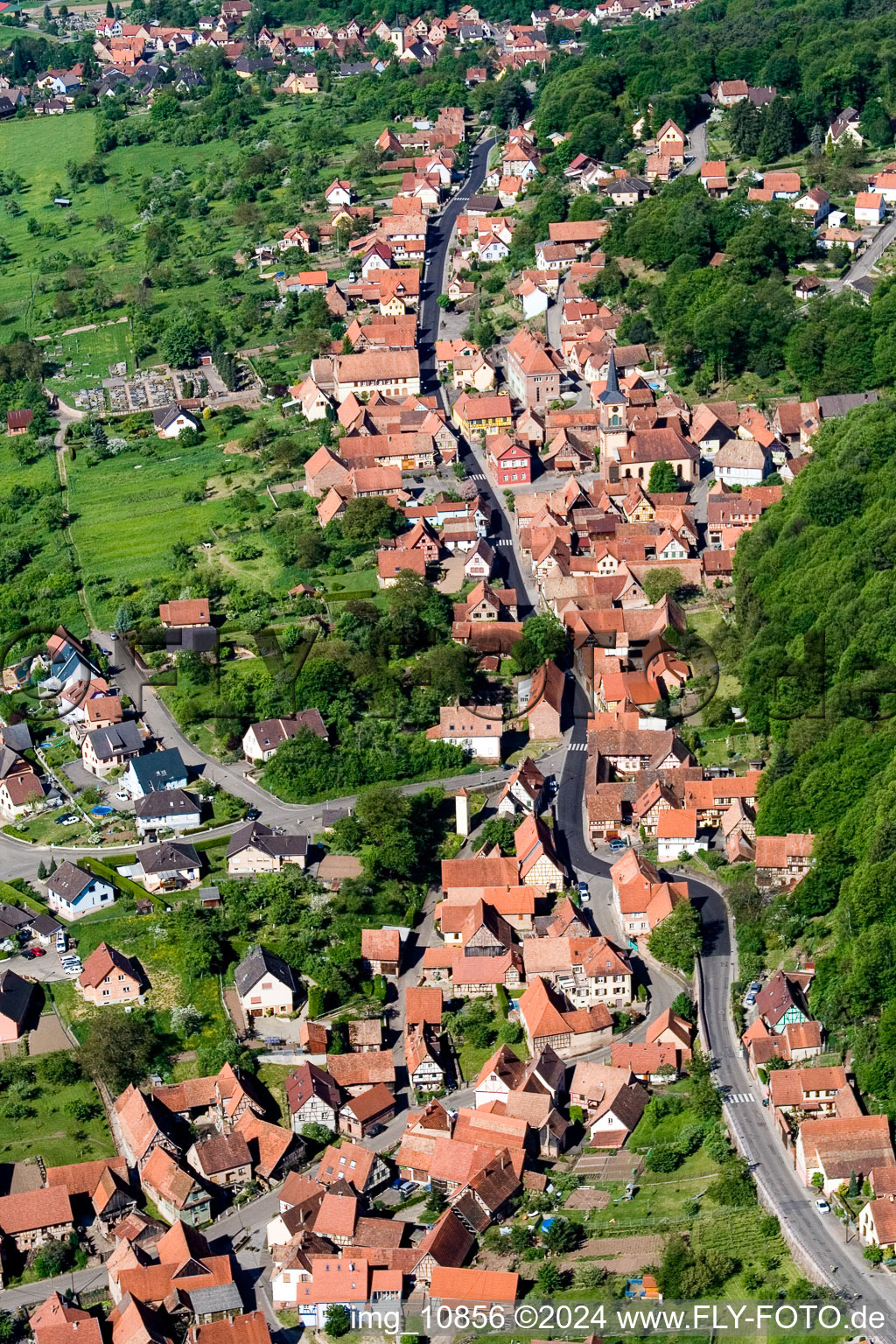 Dorf - Ansicht in Offwiller in Grand Est im Bundesland Bas-Rhin, Frankreich