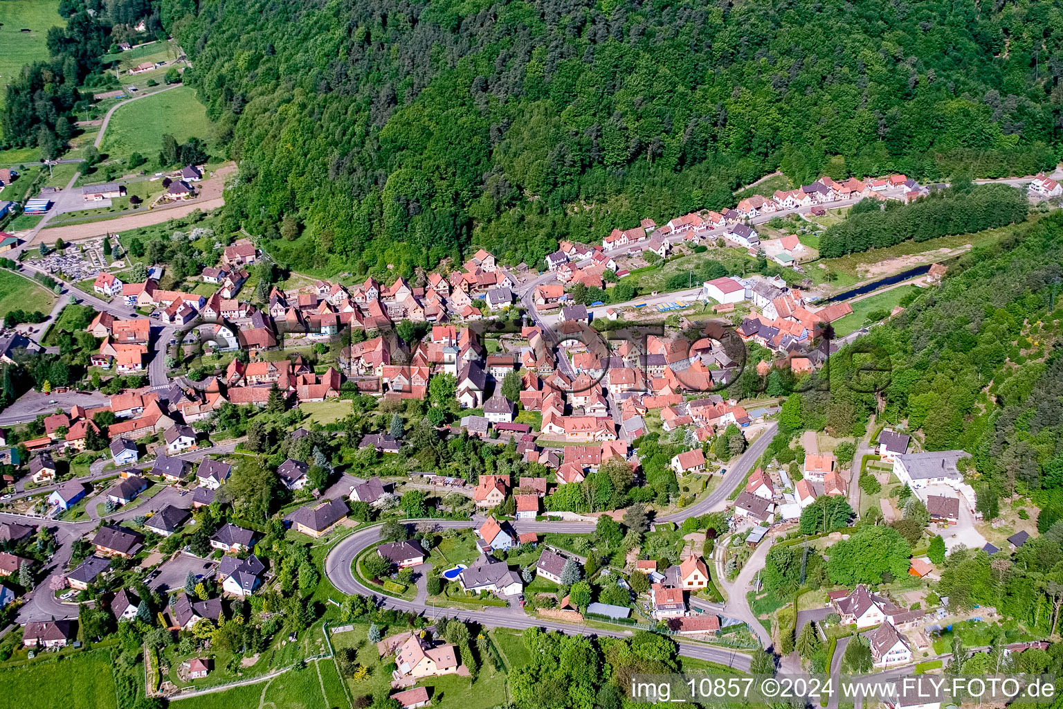 Luftaufnahme von Dorf - Ansicht am Rande von landwirtschaftlichen Feldern und Nutzflächen in Rothbach in Grand Est im Bundesland Bas-Rhin, Frankreich