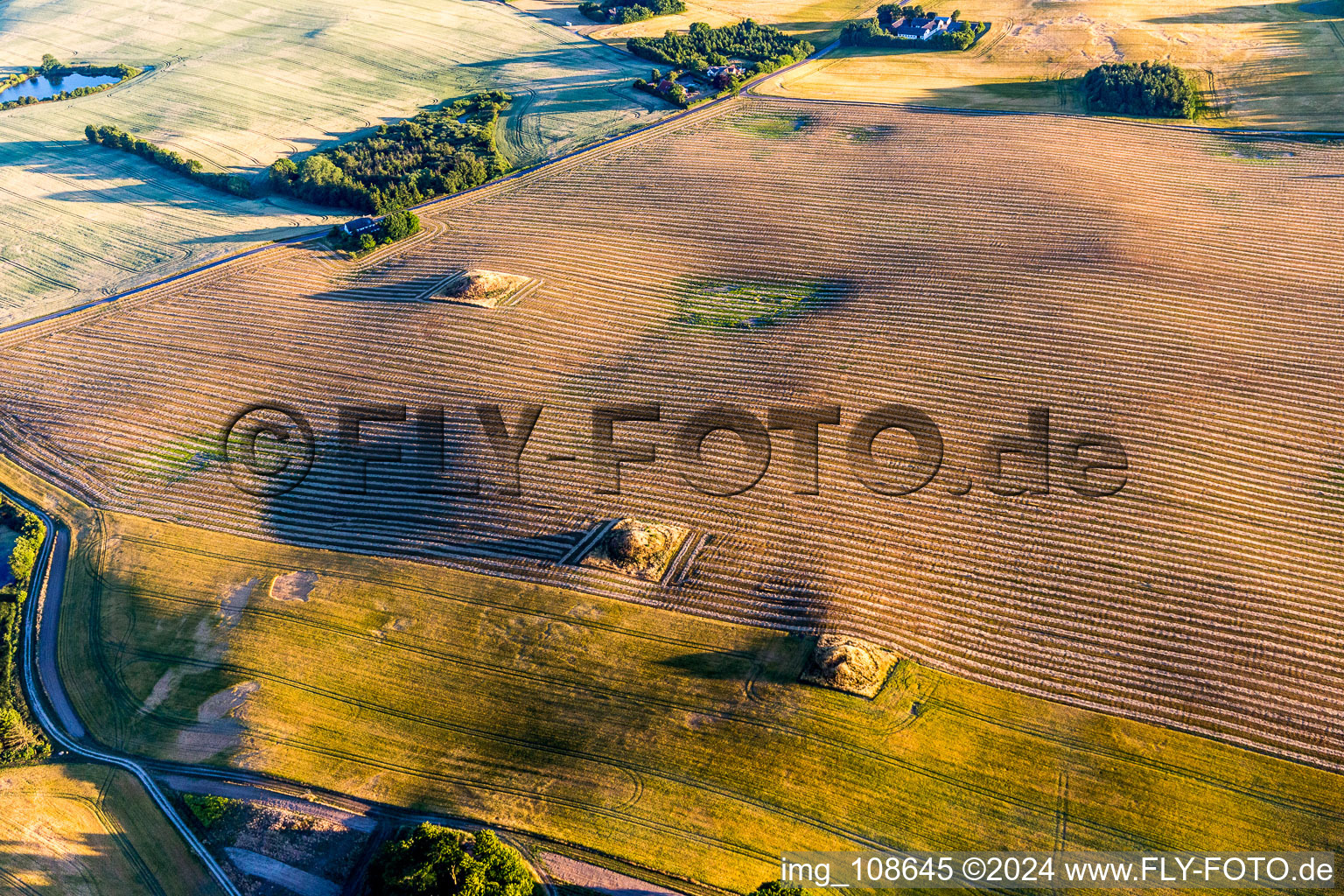 Strukturen auf landwirtschaftlichen Feldern mit prähistorischen Hügelgräbern in Borre in Region Själland im Bundesland Sjælland, Dänemark